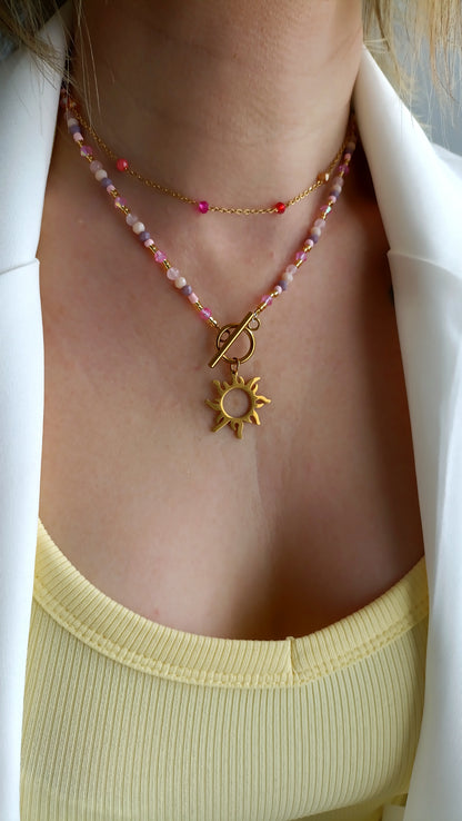 collier femme en perles roses pendentif soleil, collier en perles de créateur, collier femme printemps été 2026, collier femme original français, collier femme fait en france, collier femme en perles fines rose, collier femme en perles avec pendentif soleil original, collier femme fantaisie en perles