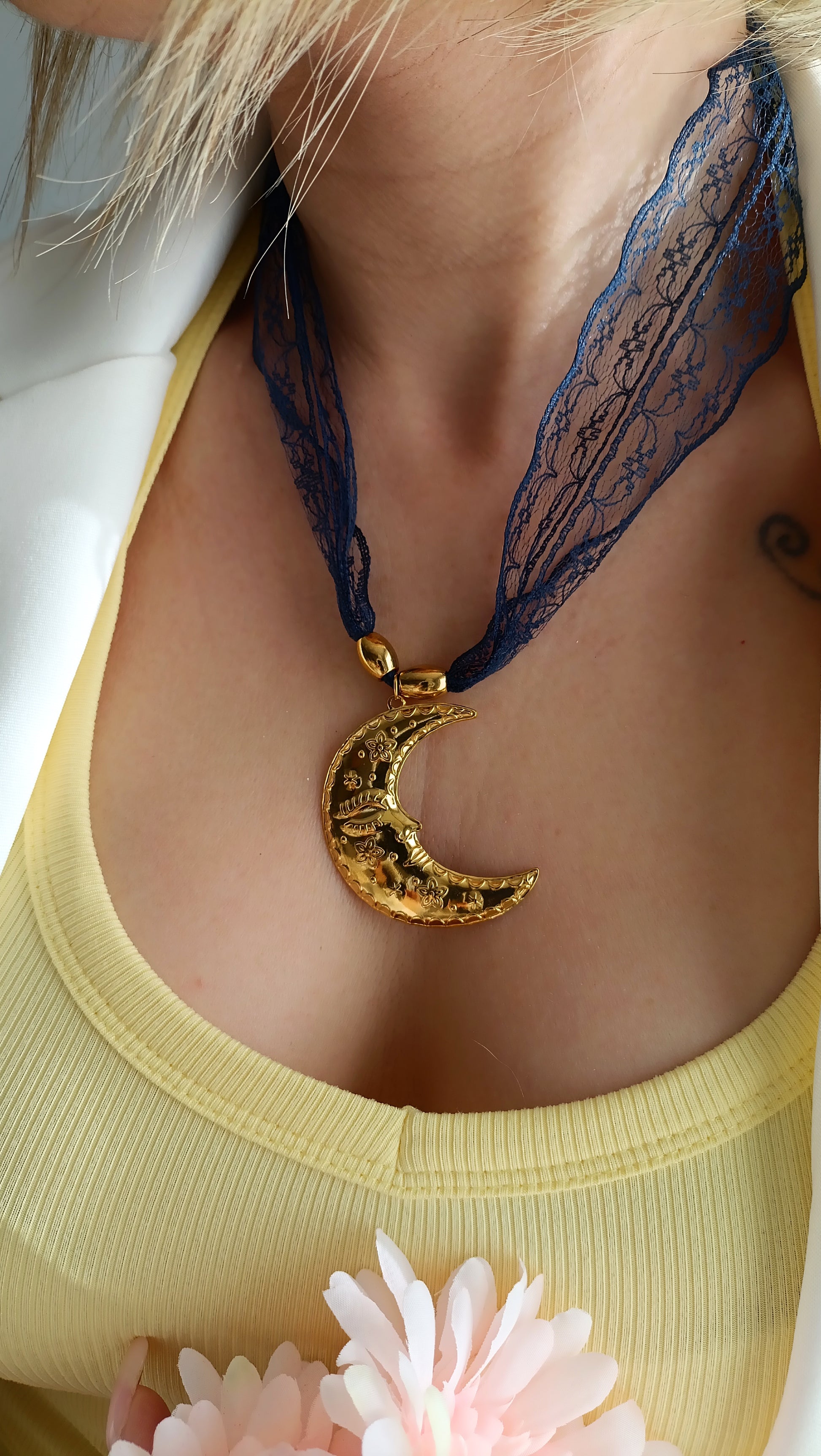 Collier femme en dentelle bleue, collier en dentelle bleue et pendentif, bijoux femme en dentelle de couleur, bijoux femme en dentelle pas cher, bijoux femme en dentelle originaux, bijoux femme en dentelle fantaisie, site de bijoux femme en dentelle