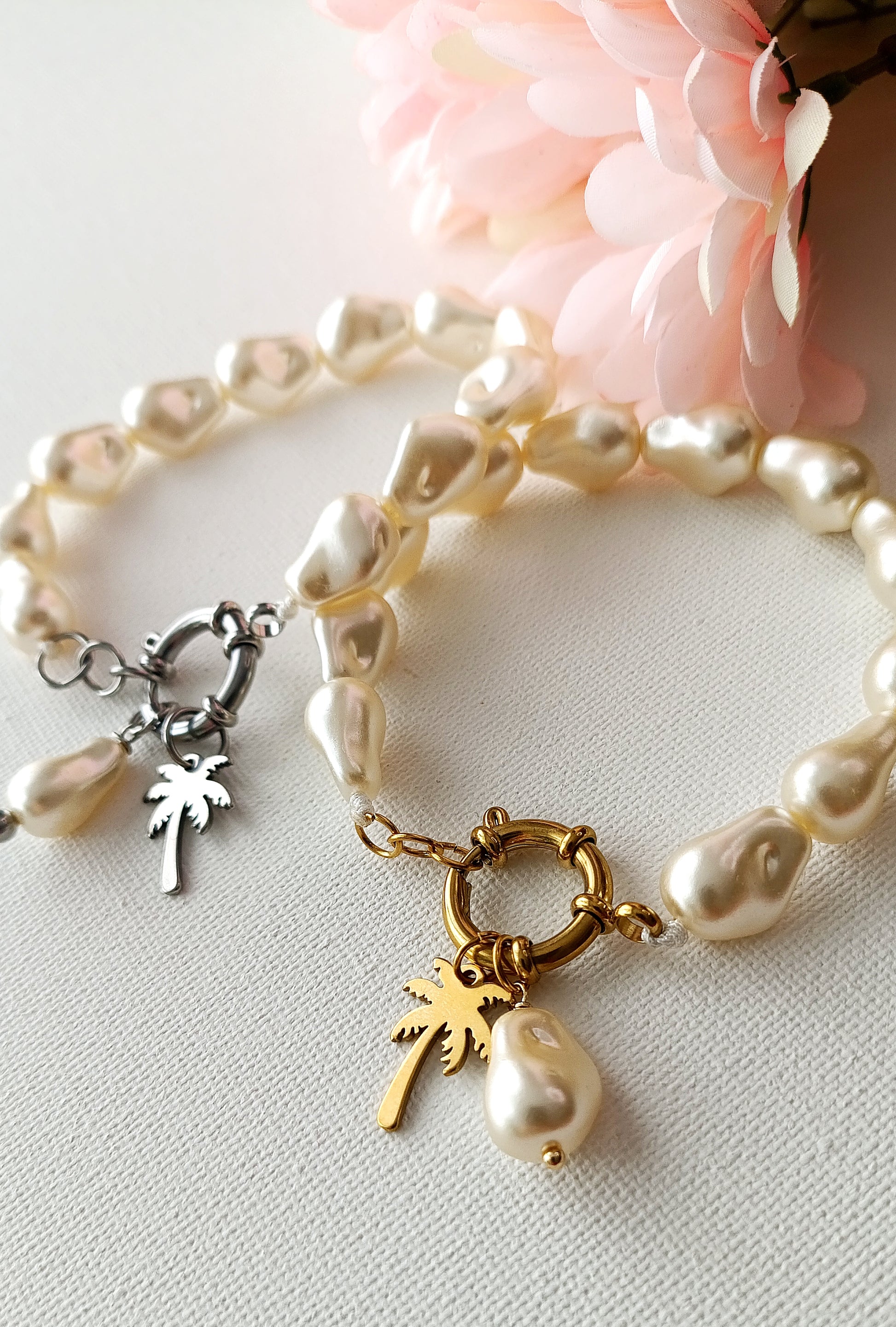 Bracelet femme en perles nacrées, bijoux femme en acier inox, bracelet femme en acier inox pas cher, bijoux artisaaux français, bijoux de créateurs français, bijoux fantaisie hypoallergéniques, bijoux artisanaux français abordables, bijoux fantaisie hypoallergéniques, bracelet femme grosses perles, site de bijoux fantaisie en acier inox pas cher, site de bijoux faits en france, bracelet femme grosses perles, bracelet femme à charms