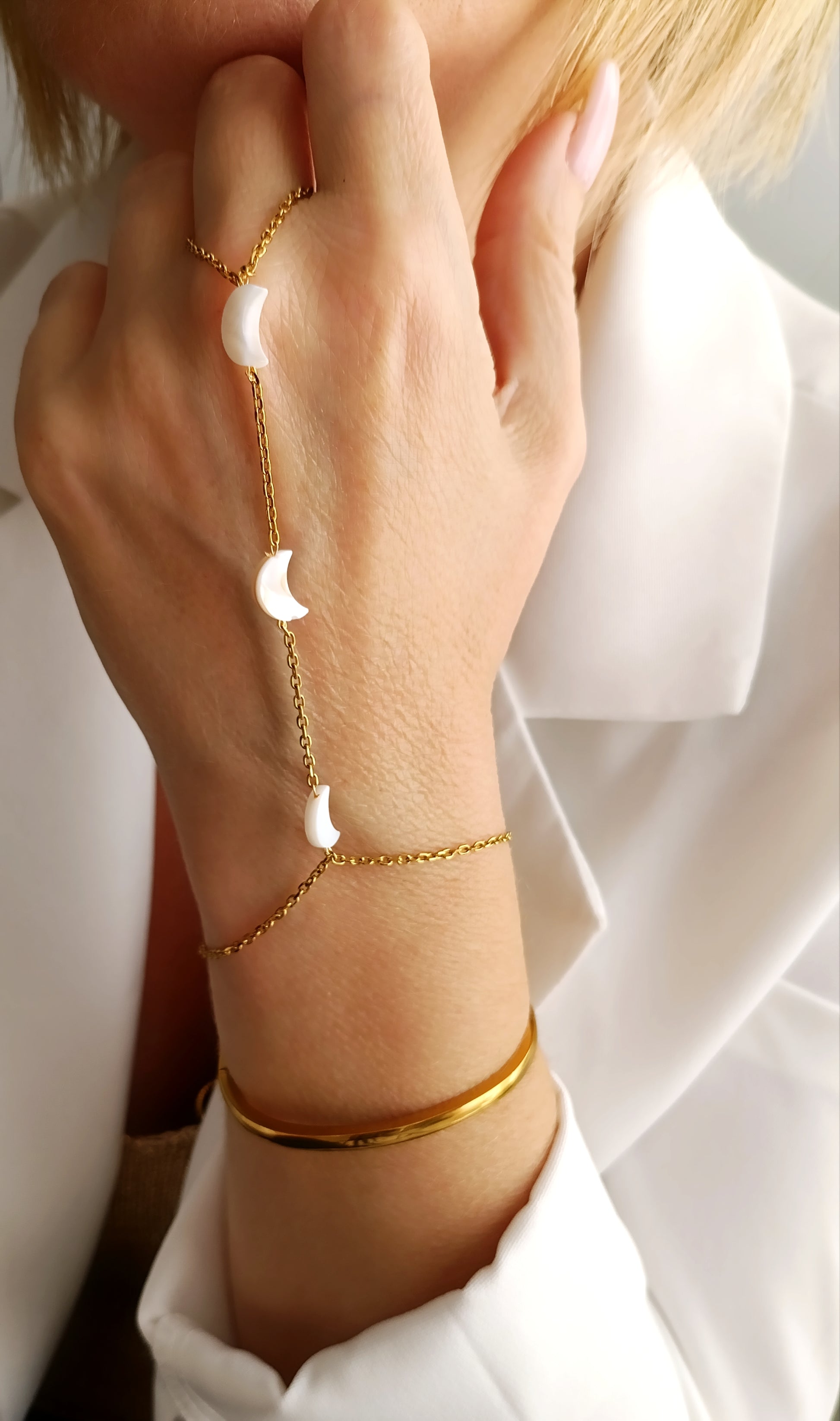 Bracelet femme en perles nacrées, bijoux femme en acier inox, bracelet femme en acier inox pas cher, bijoux artisaux français, bijoux de créateurs français, bijoux fantaisie hypoallergéniques, bijoux artisanaux français abordables, bijoux fantaisie hypoallergéniques, bracelet femme grosses perles, site de bijoux fantaisie en acier inox pas cher, site de bijoux faits en france, bijoux de main en acier, bijoux de main fantaisie en acier et nacre