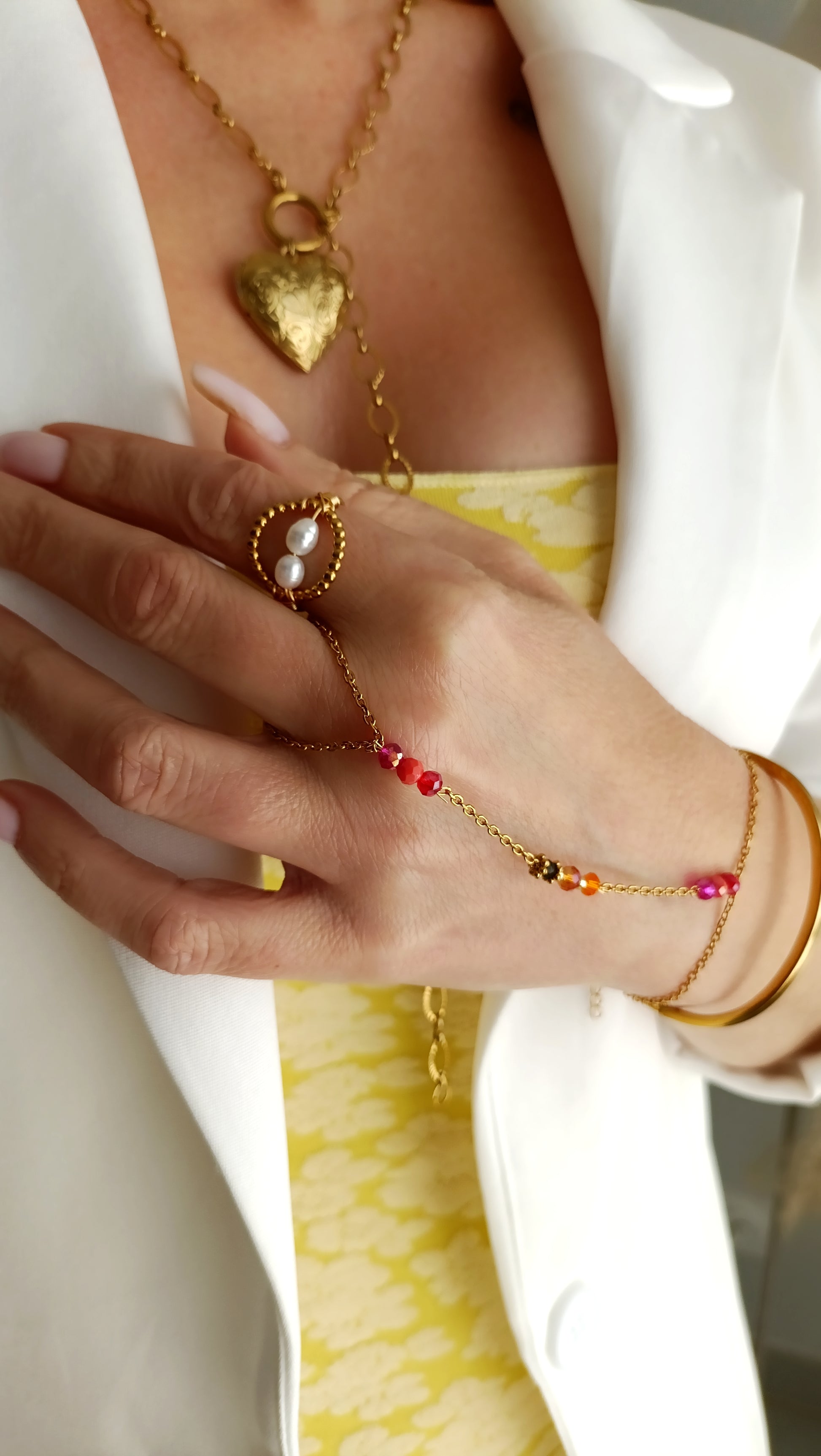 Bracelet femme en perles nacrées, bijoux femme en acier inox, bracelet femme en acier inox pas cher, bijoux artisaux français, bijoux de créateurs français, bijoux fantaisie hypoallergéniques, bijoux artisanaux français abordables, bijoux fantaisie hypoallergéniques, bracelet femme grosses perles, site de bijoux fantaisie en acier inox pas cher, site de bijoux faits en france, bijoux de main en acier, bijoux de main fantaisie en acier et nacre