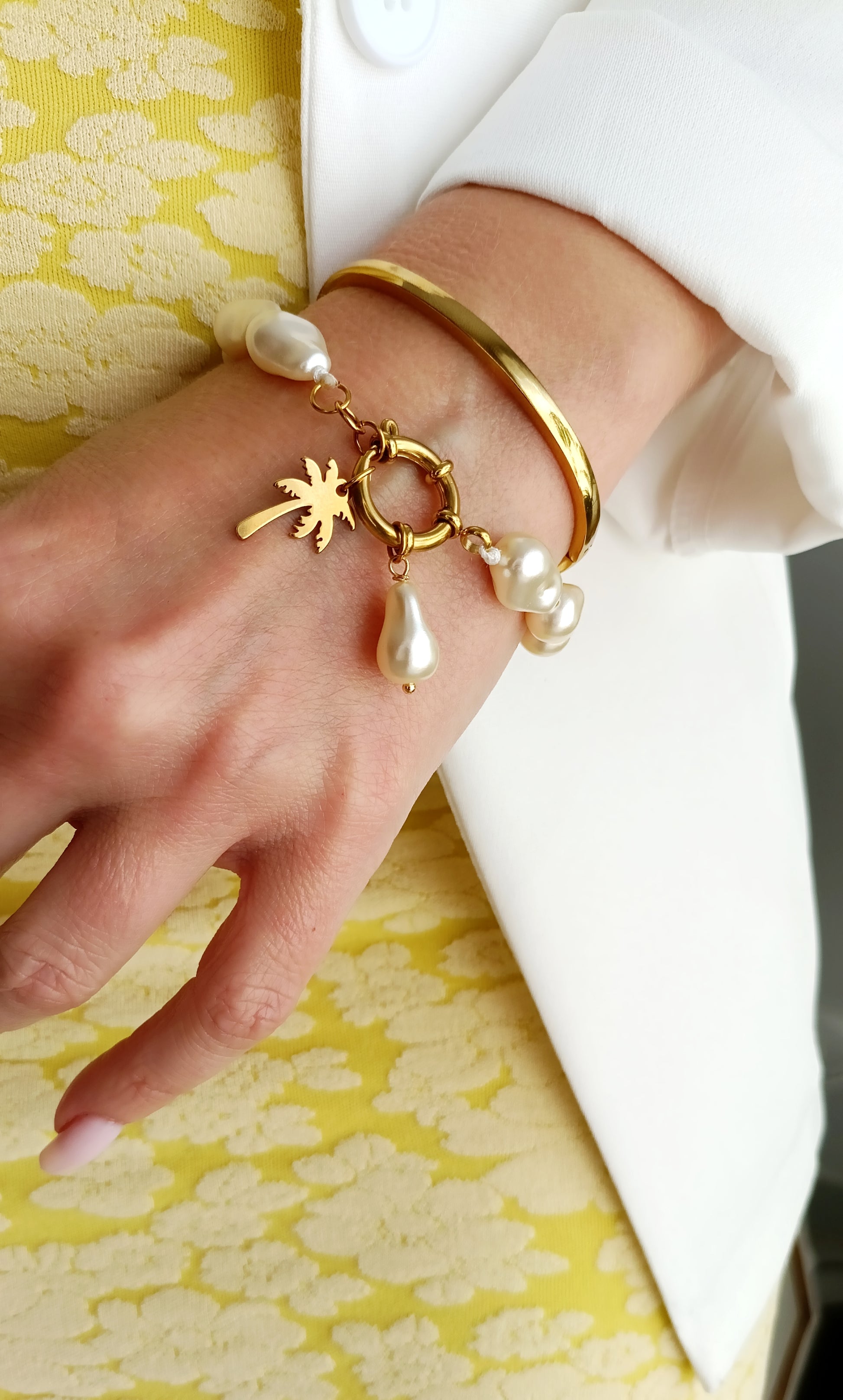 Bracelet femme en perles nacrées, bijoux femme en acier inox, bracelet femme en acier inox pas cher, bijoux artisaaux français, bijoux de créateurs français, bijoux fantaisie hypoallergéniques, bijoux artisanaux français abordables, bijoux fantaisie hypoallergéniques, bracelet femme grosses perles, site de bijoux fantaisie en acier inox pas cher, site de bijoux faits en france, bracelet femme grosses perles, bracelet femme à charms
