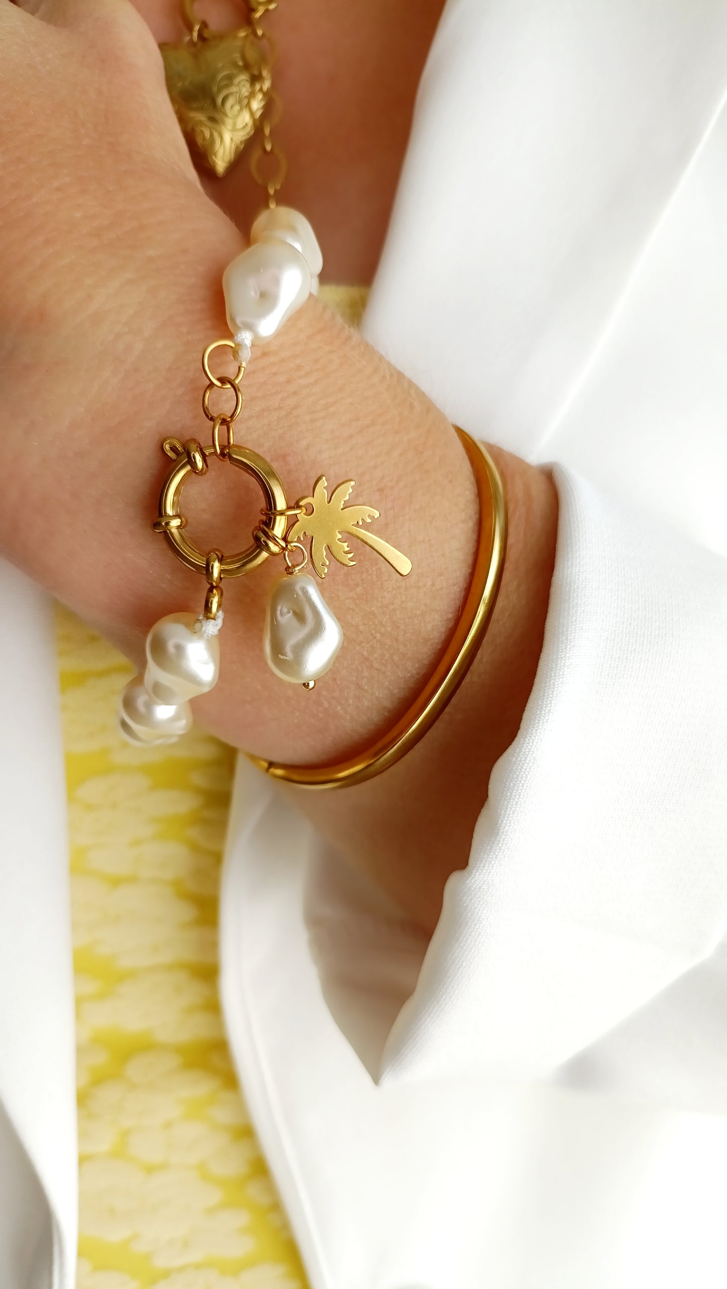 Bracelet femme en perles nacrées, bijoux femme en acier inox, bracelet femme en acier inox pas cher, bijoux artisaaux français, bijoux de créateurs français, bijoux fantaisie hypoallergéniques, bijoux artisanaux français abordables, bijoux fantaisie hypoallergéniques, bracelet femme grosses perles, site de bijoux fantaisie en acier inox pas cher, site de bijoux faits en france, bracelet femme grosses perles, bracelet femme à charms