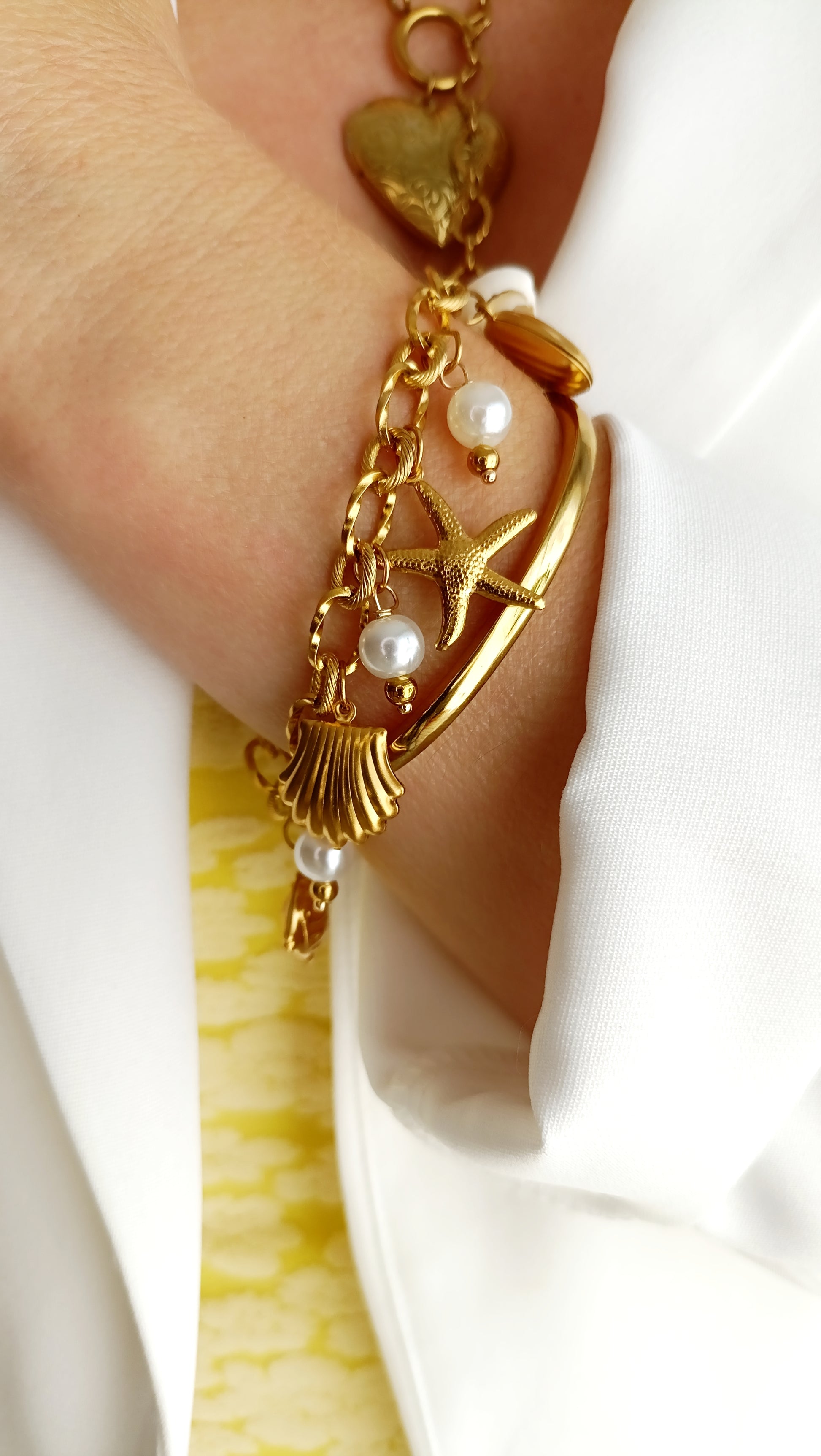 Bracelet femme en perles nacrées, bijoux femme en acier inox, bracelet femme en acier inox pas cher, bijoux artisaux français, bijoux de créateurs français, bijoux fantaisie hypoallergéniques, bijoux artisanaux français abordables, bijoux fantaisie hypoallergéniques, bracelet femme grosses perles, site de bijoux fantaisie en acier inox pas cher, site de bijoux faits en france, bijoux de main en acier, bijoux de main fantaisie en acier et nacre
