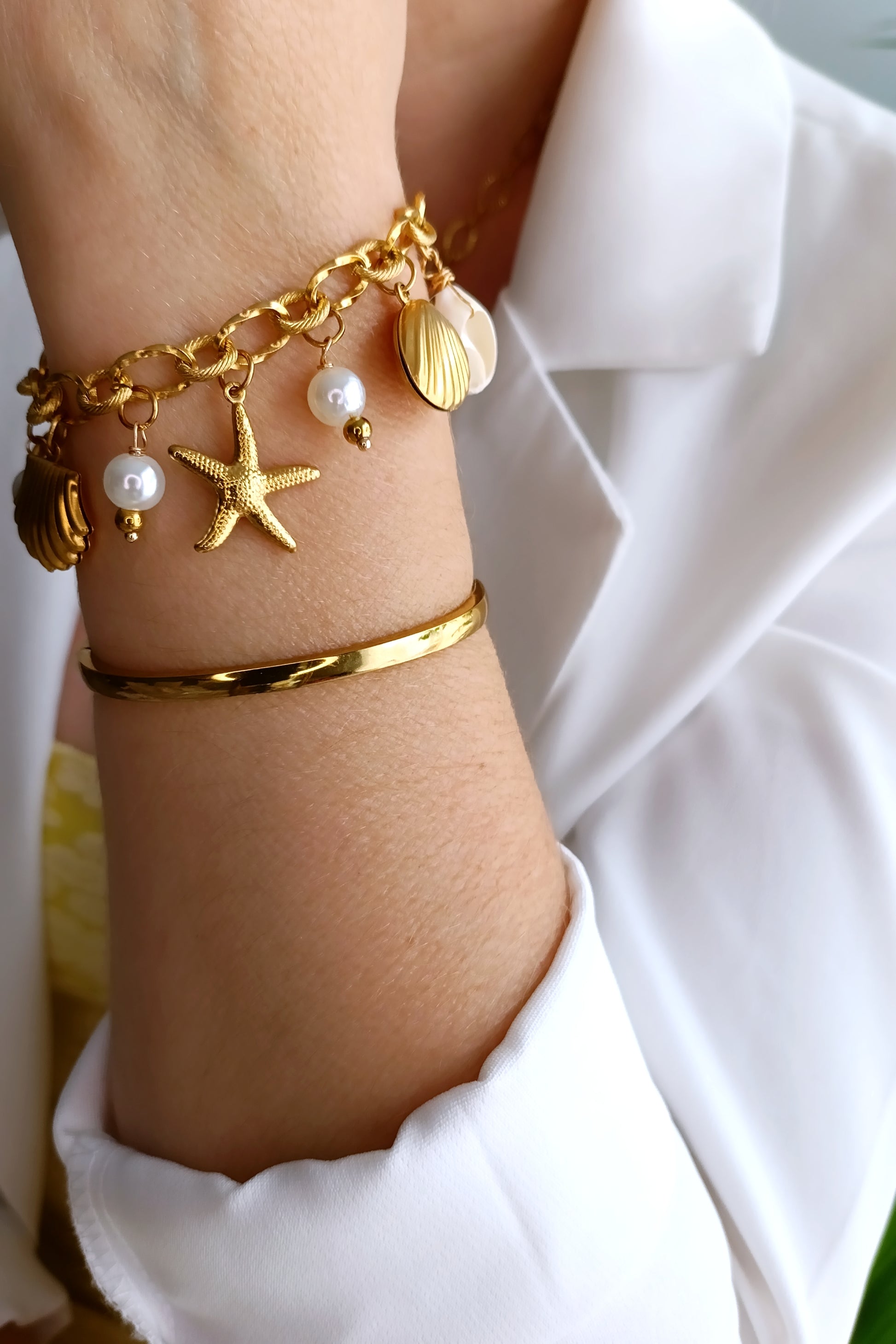 Bracelet femme en perles nacrées, bijoux femme en acier inox, bracelet femme en acier inox pas cher, bijoux artisaux français, bijoux de créateurs français, bijoux fantaisie hypoallergéniques, bijoux artisanaux français abordables, bijoux fantaisie hypoallergéniques, bracelet femme grosses perles, site de bijoux fantaisie en acier inox pas cher, site de bijoux faits en france, bijoux de main en acier, bijoux de main fantaisie en acier et nacre