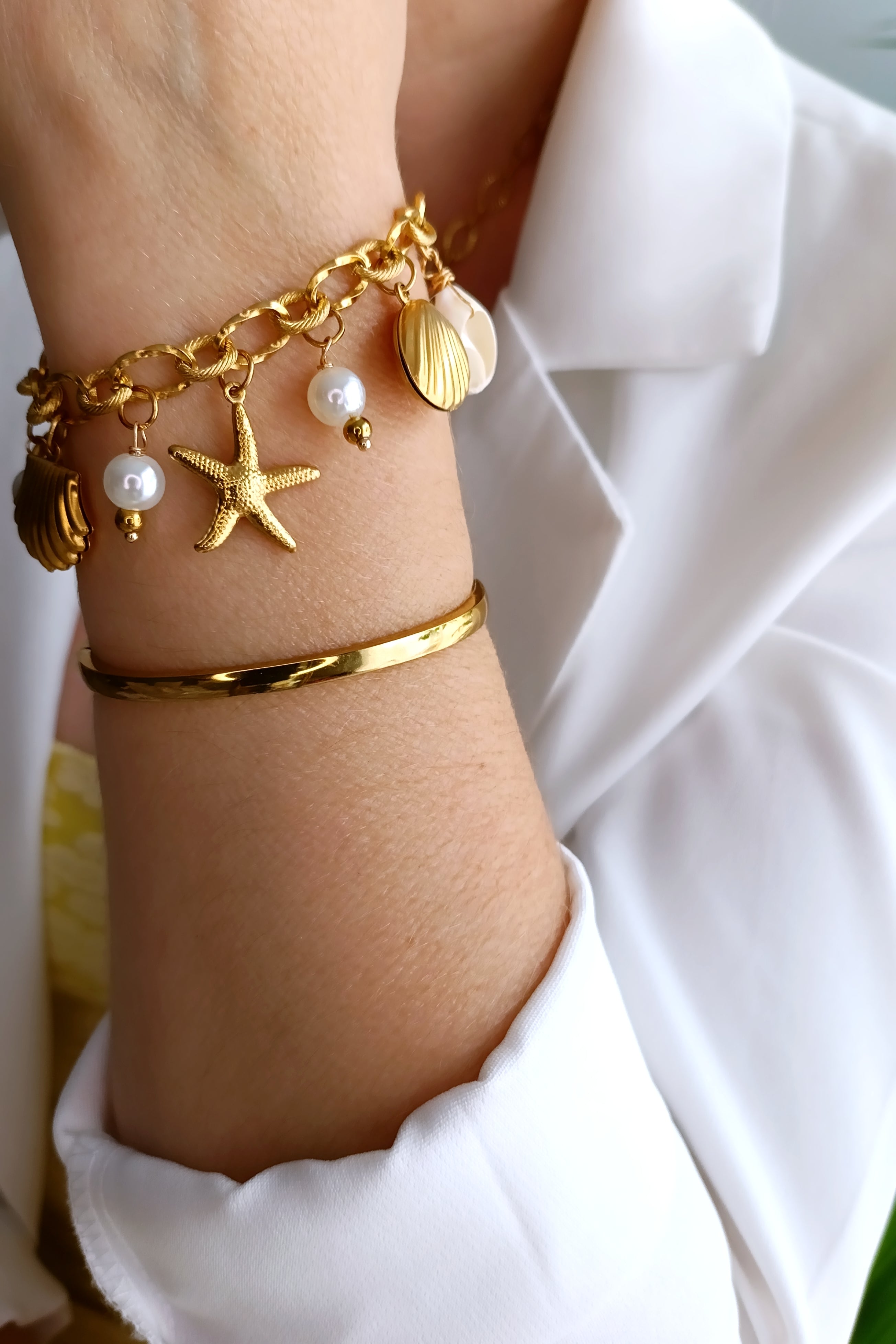 Bracelet femme en perles nacrées, bijoux femme en acier inox, bracelet femme en acier inox pas cher, bijoux artisaux français, bijoux de créateurs français, bijoux fantaisie hypoallergéniques, bijoux artisanaux français abordables, bijoux fantaisie hypoallergéniques, bracelet femme grosses perles, site de bijoux fantaisie en acier inox pas cher, site de bijoux faits en france, bijoux de main en acier, bijoux de main fantaisie en acier et nacre