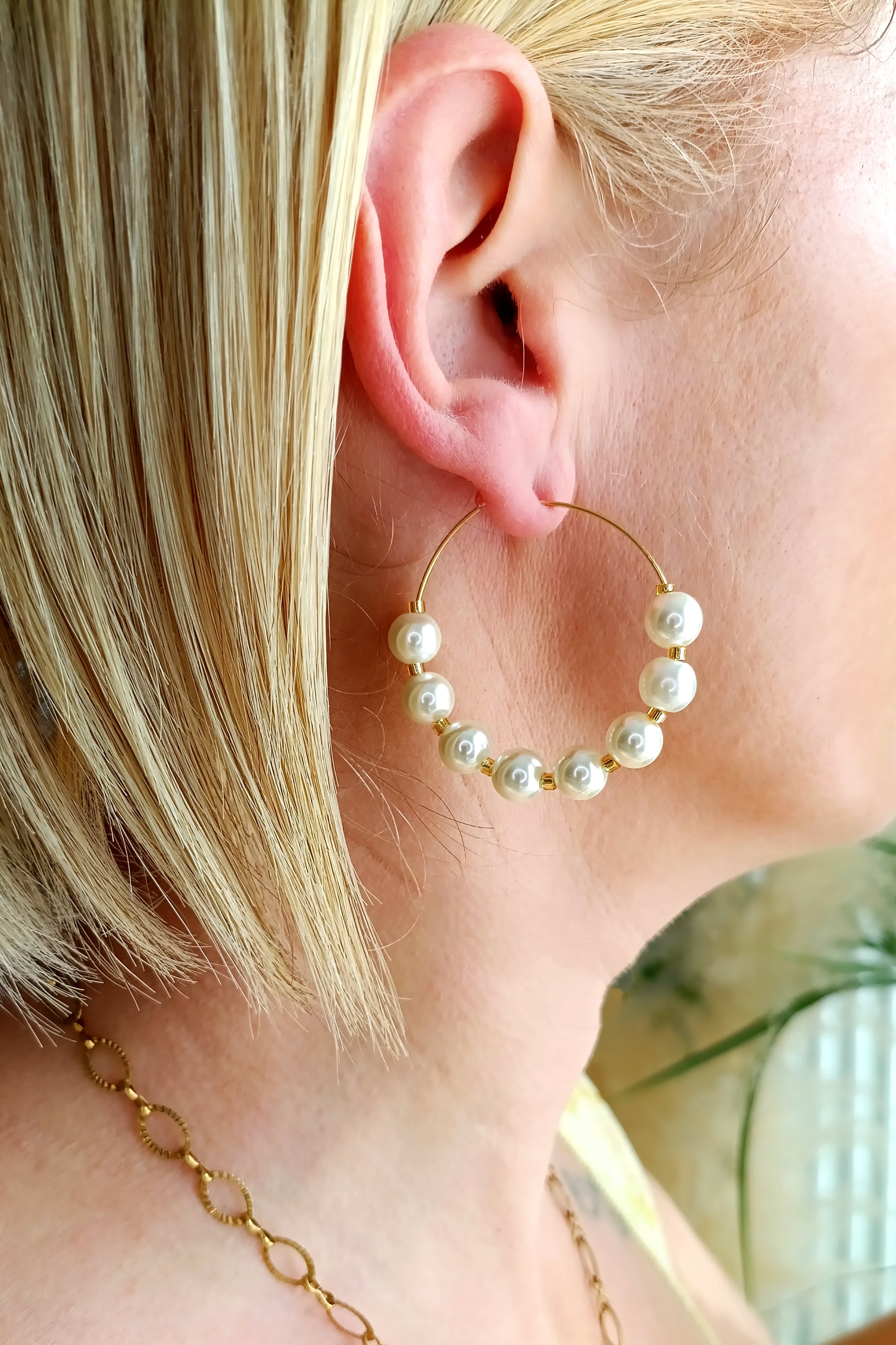 Créoles femme en perles, bijoux artisanaux français, site de bijoux de créateur français, bijoux de créateur en acier inox, bijoux français hypoallergéniques, créoles femme en perles nacrées