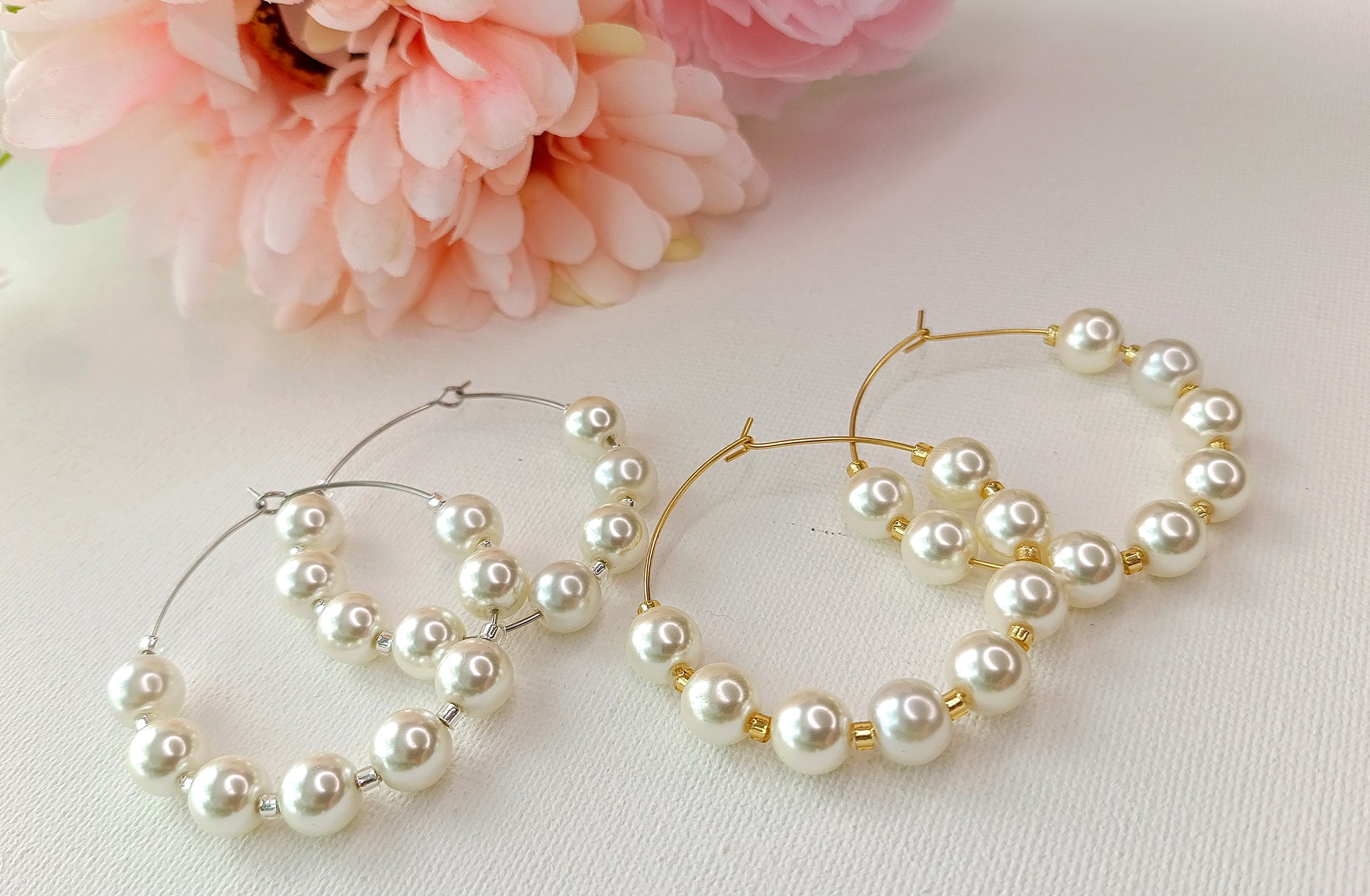 Créoles femme en perles, bijoux artisanaux français, site de bijoux de créateur français, bijoux de créateur en acier inox, bijoux français hypoallergéniques, créoles femme en perles nacrées