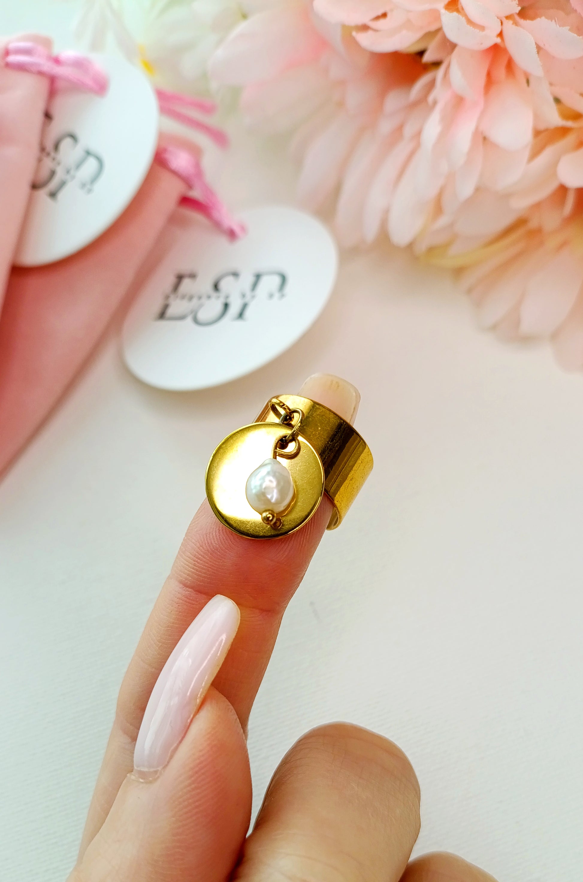 bague femme avec perles d'eau douce, bague femme à breloques, bague femme à charms, bague femme originale, site de  bijoux créatrice française, créatrice de bijoux fantaisie, créatrice française de bijoux fantaisie, bijoux en acier inoxydable pas cher, bijoux en acier inoxydable de qualité, bijoux artisanaux pas chers made in france, site de bijoux hypoallergéniques français pas chers