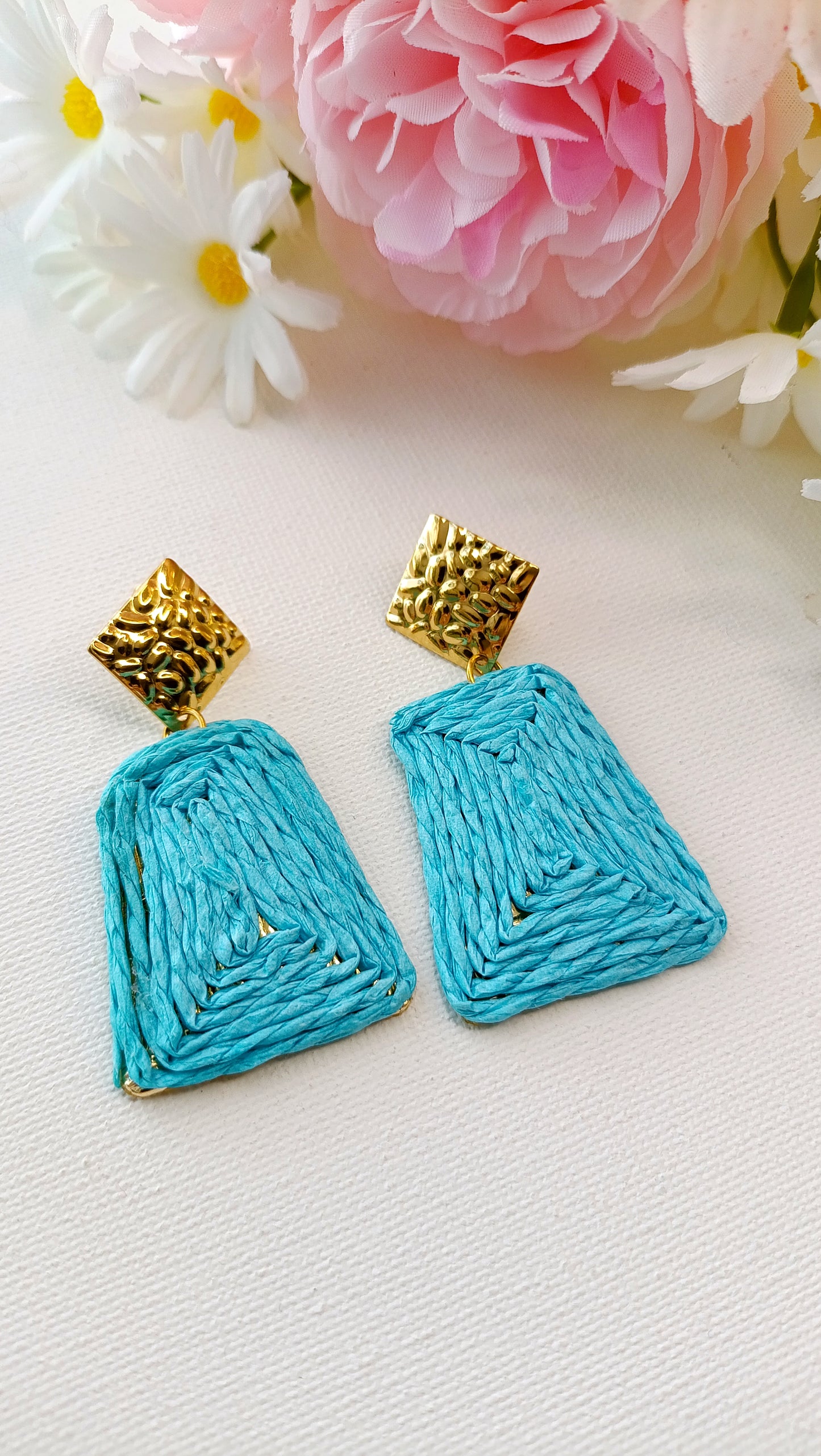 Boucles d'oreilles acier inox et raphia bleu, boucles d'oreilles en raphia, boucles d'oreilles raphia et acier inoxydable, bijoux femme en raphia
