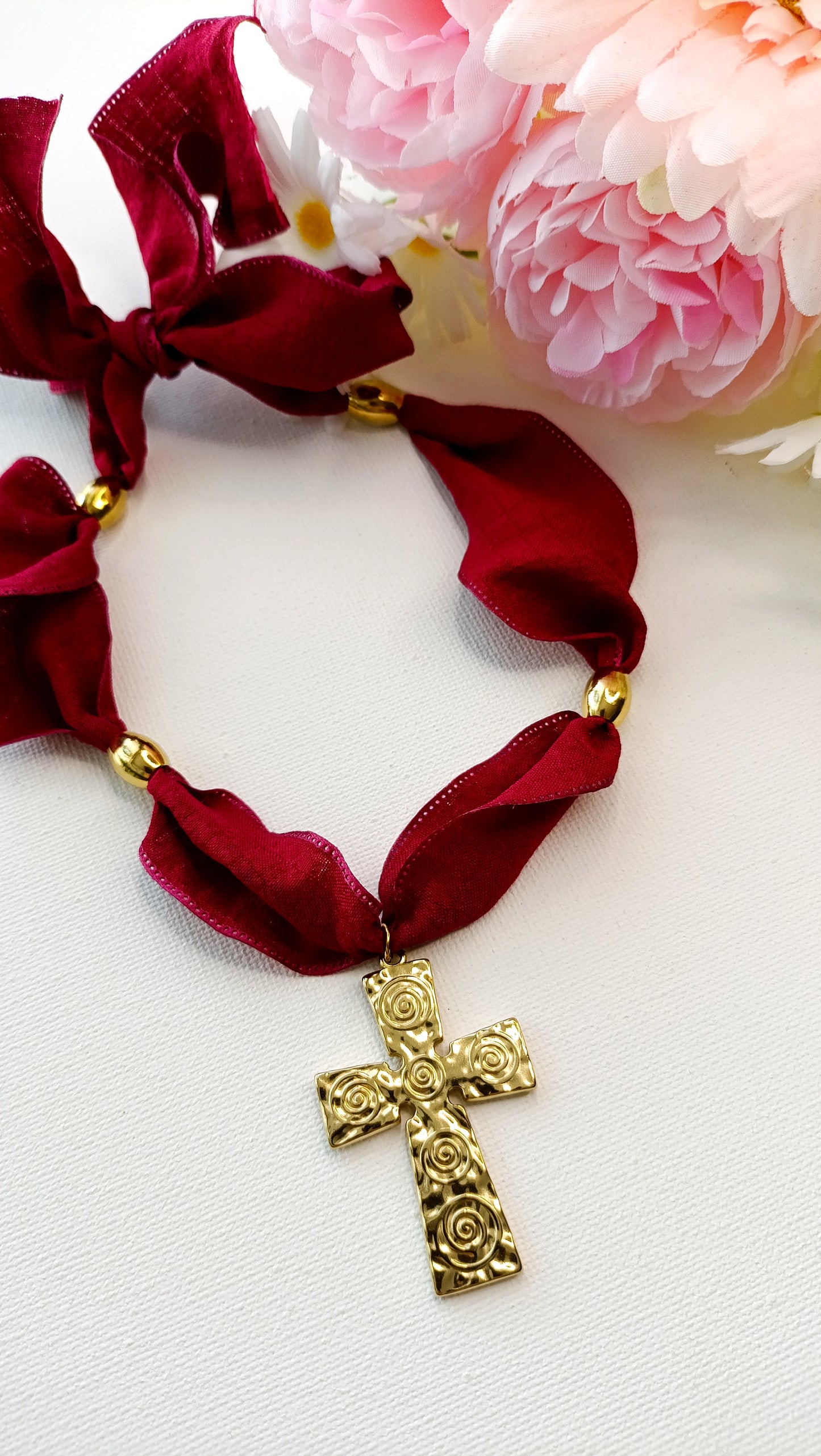 collier catholique femme, collier catholique femme grosse croix, collier foulard et croix catholiuqie, collier balnc et croix catholique, collier rouge et croix catholique, collier catholique femme grose croix, collier grosse croix femme