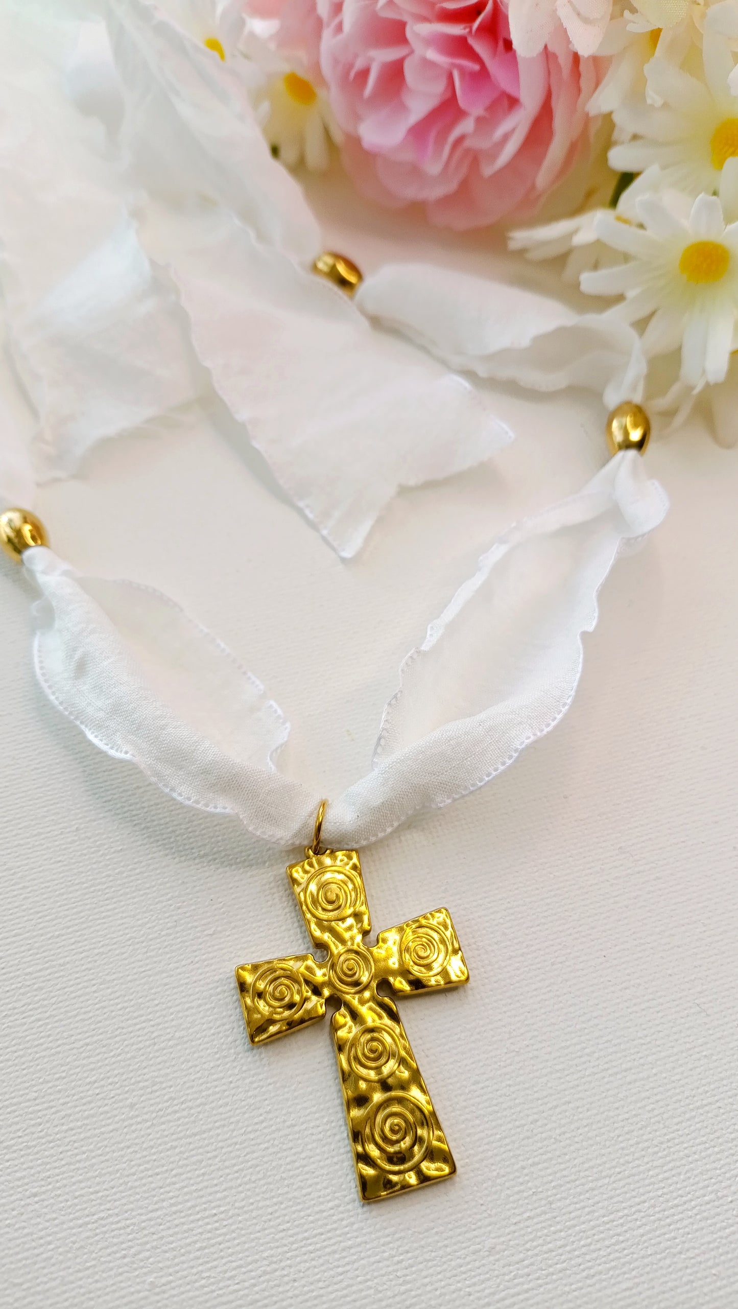 collier catholique femme, collier catholique femme grosse croix, collier foulard et croix catholiuqie, collier balnc et croix catholique, collier rouge et croix catholique, collier catholique femme grose croix, collier grosse croix femme