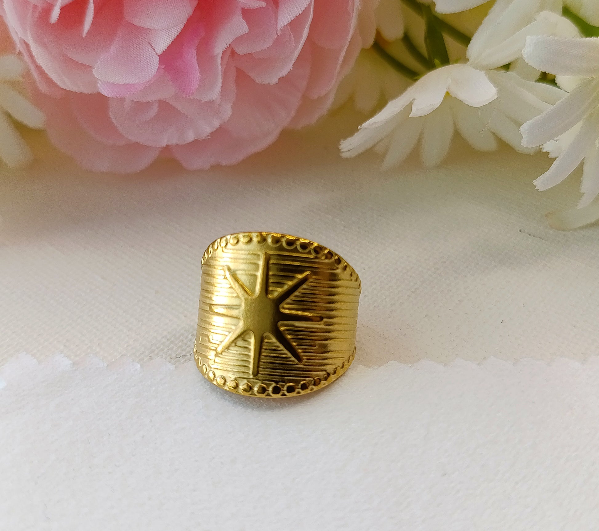bague femme en acier inoxydable doré or, bague femme en acier inox plaqué or, bague femme fantaisie, bagues femme originales, bagues femme de qualité, bague femme pas chères, bagues femme en acier inox pas chères, bague femme, bague femme unique by m, bague femme aparanjan, bague femme musardise, bague femme manège à bijoux, bagues femme my house of jewels, bague femme bijoux brigitte, bagues femme très belles, bagues femme résistantes, bague rayons de soleil