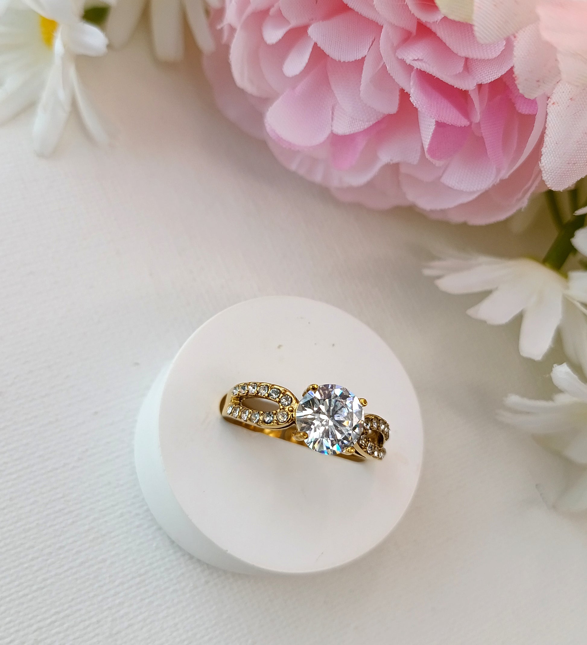 bague femme en acier inoxydable, bague en acier inox plaqué or, bague femme fantaisie, bague femme originales,bague femme de qualité, bague femme pas chères, bague femme en acier inox pas chères, bague femme haute fantaisie, bague femme aparanjan, bague femme musardise, bague femme hypoallergénique en acier, bague hypoallergénique en acier, bahue femme qui brille, bague femme oxyde de zirconium, bague femme strass, bague de promesse femme