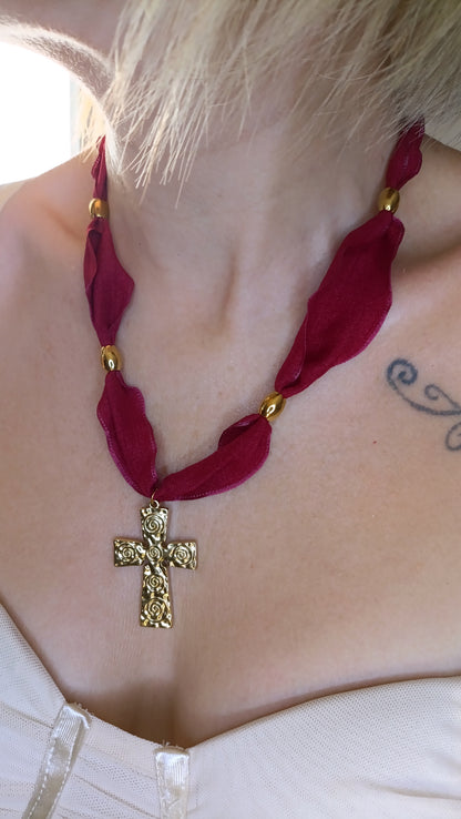 collier catholique femme, collier catholique femme grosse croix, collier foulard et croix catholiuqie, collier balnc et croix catholique, collier rouge et croix catholique, collier catholique femme grose croix, collier grosse croix femme