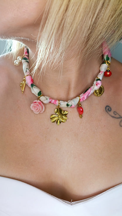 Collier foulard Rendez-vous /  Acier inoxydable, collier foulard en tissu à charms