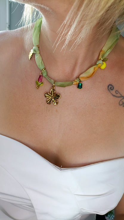 collier foulard femme, collier foulard à breloques, collier foulard à charms, collier foulard à pendentifs en acier inox, collier foulard fantaisie, collier foulard pas cher, collier foulard original, collier foulard fait en france, collier foulard de créateur, collier foulard abordable, bijoux en acier inoxydable pas cher, bijoux en acier inoxydable de qualité, meilleur site de bijoux de créateur en acier inox, meilleur site français de bijoux en acier inox, bijoux français rares