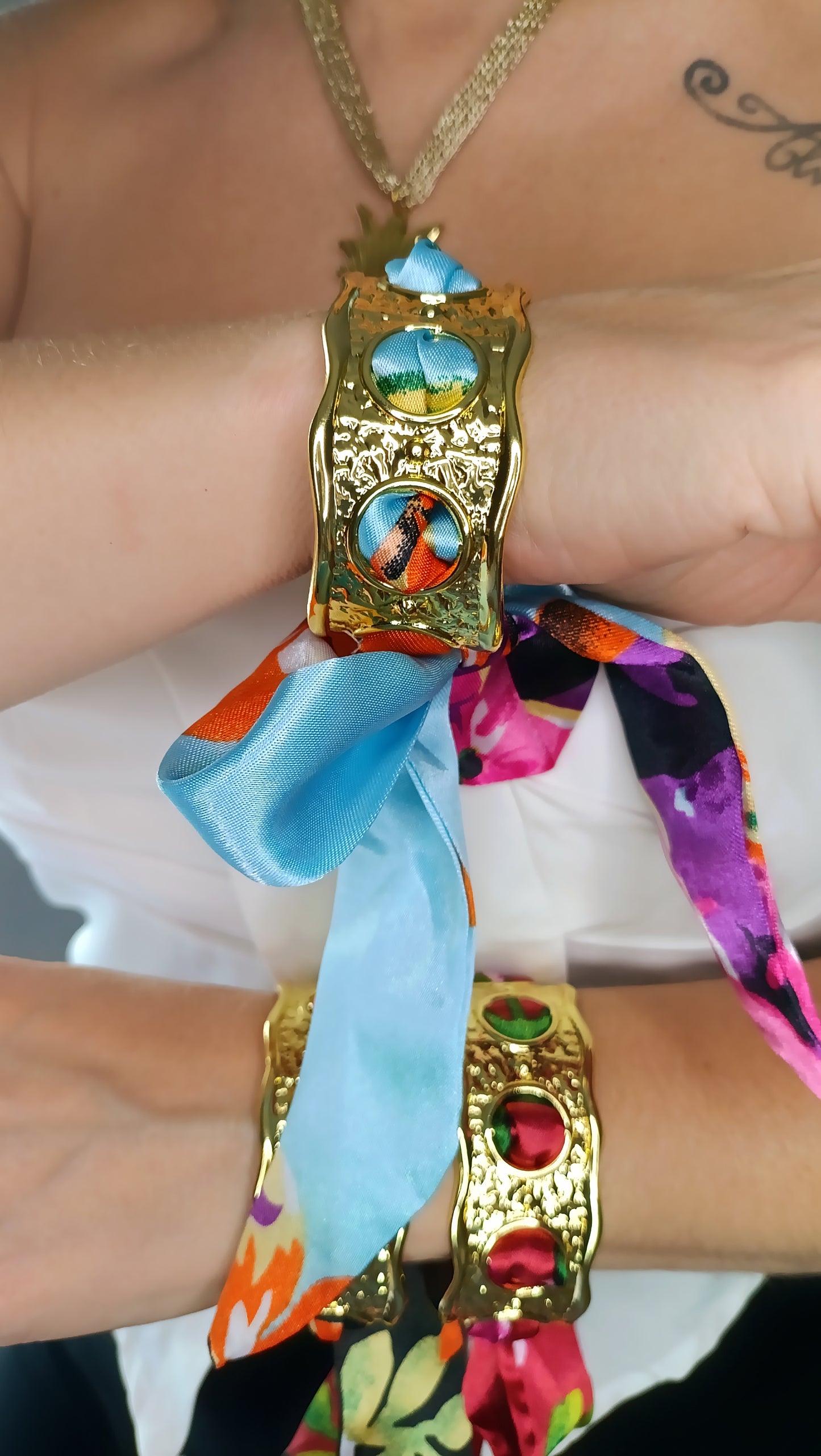 bracelet femme jonc et foulard, jonc femme tissu coloré, jonc foulard femme acier inox, bracelet foulard femme acier, jonc foulard femme pas cher, jonc foulard femme de qualité, bijoux de haute fantaisie femme, bijoux de haute fantaisie femme en acier inox, jonc acier inoxydable et tissu coloré femme