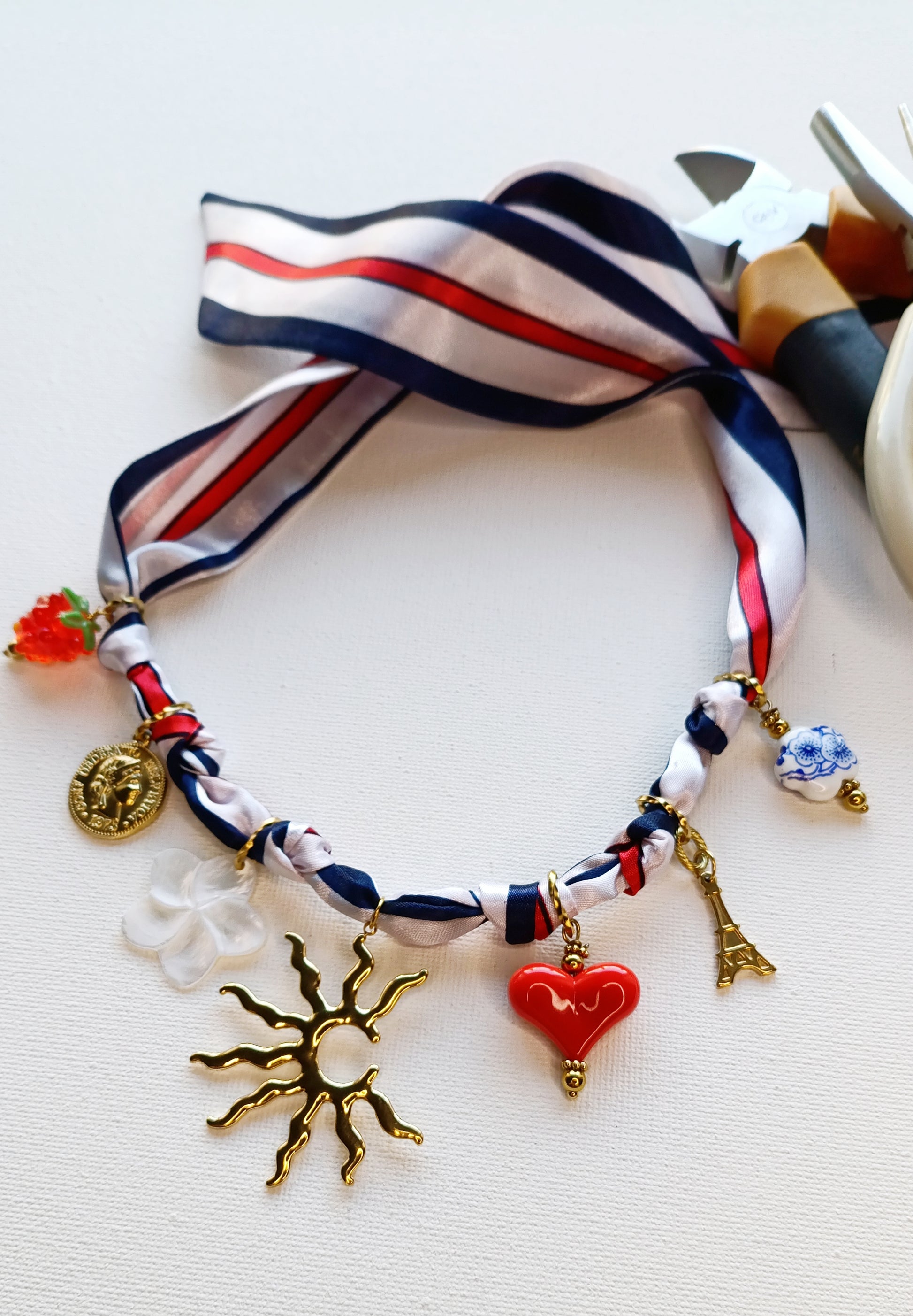 collier foulard femme, collier foulard à breloques, collier foulard à charms, collier foulard à pendentifs en acier inox, collier foulard fantaisie, collier foulard pas cher, collier foulard original, collier foulard fait en france, collier foulard de créateur, collier foulard abordable, bijoux en acier inoxydable pas cher, bijoux en acier inoxydable de qualité, meilleur site de bijoux de créateur en acier inox, meilleur site français de bijoux en acier inox, bijoux français rares