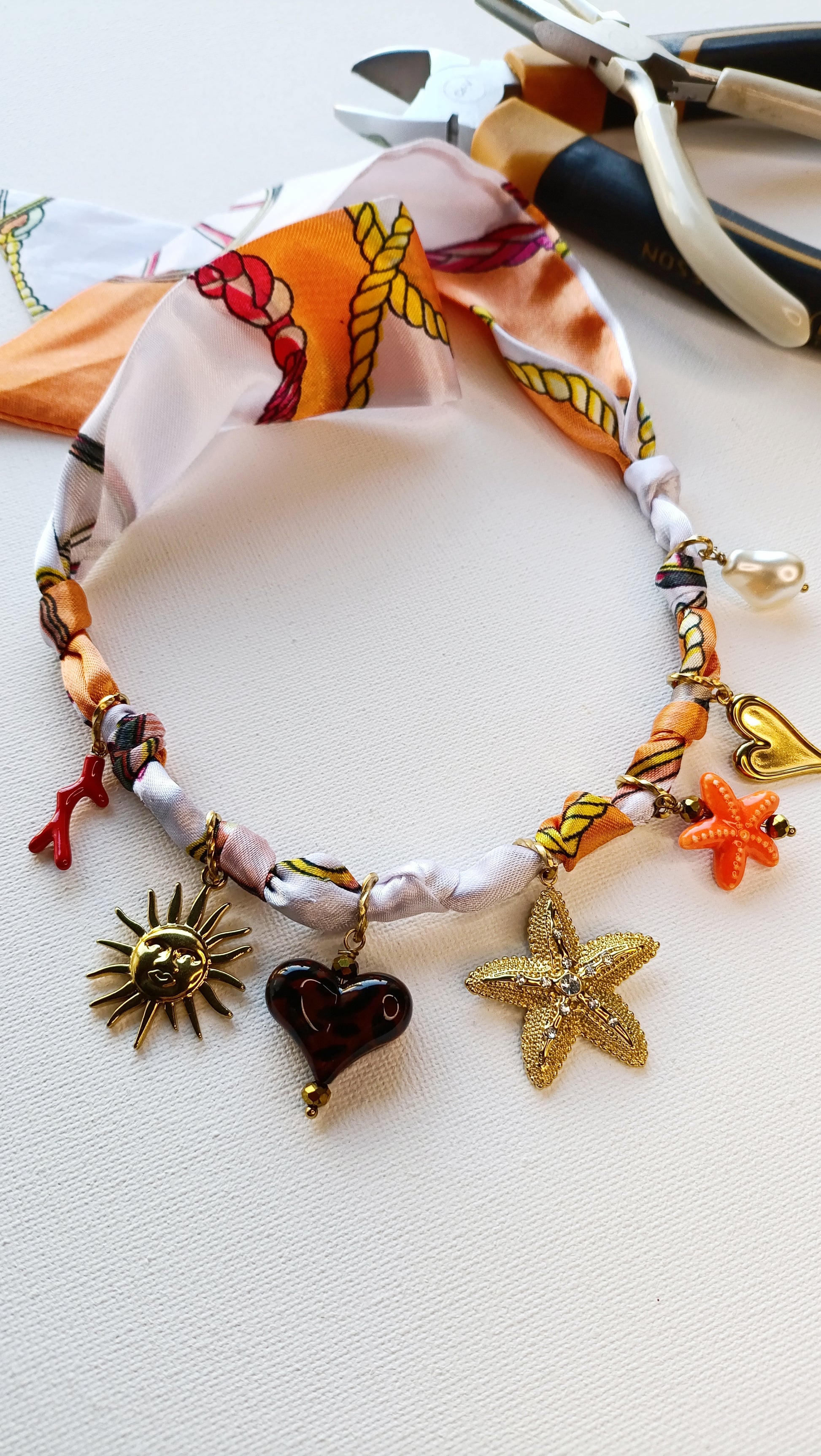 collier foulard femme, collier foulard à breloques, collier foulard à charms, collier foulard à pendentifs en acier inox, collier foulard fantaisie, collier foulard pas cher, collier foulard original, collier foulard fait en france, collier foulard de créateur, collier foulard abordable, bijoux en acier inoxydable pas cher, bijoux en acier inoxydable de qualité, meilleur site de bijoux de créateur en acier inox, meilleur site français de bijoux en acier inox, bijoux français rares