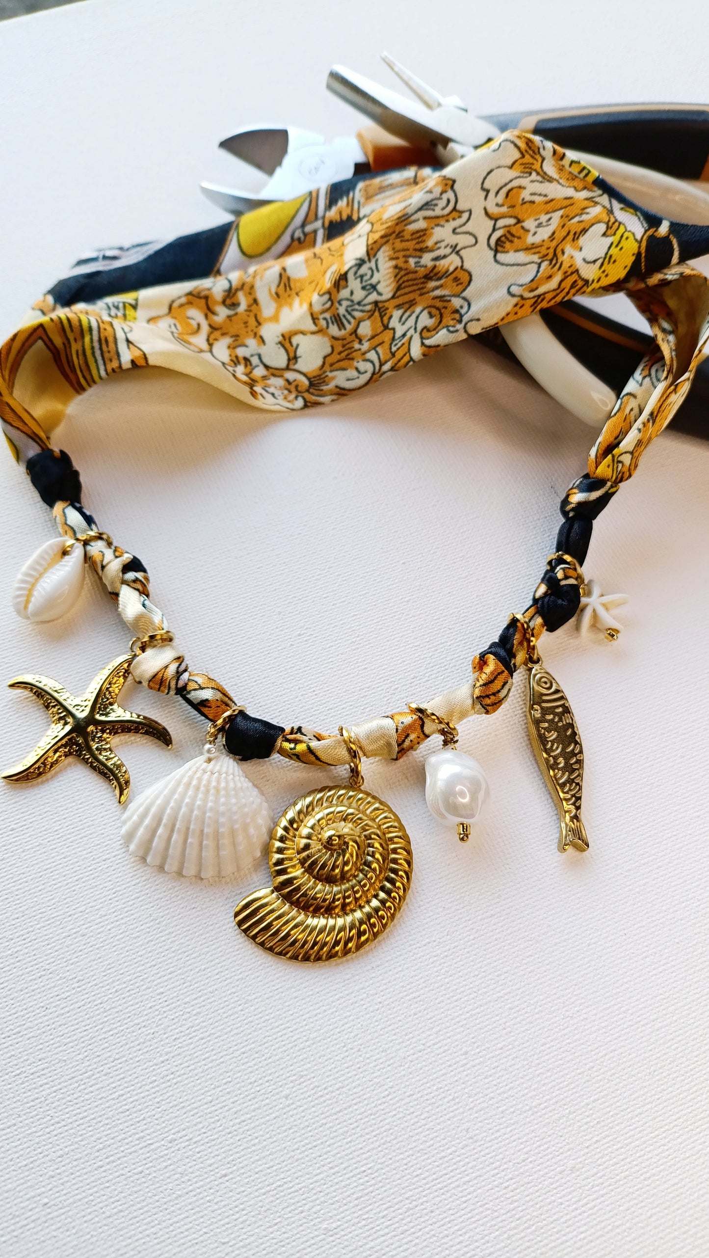 collier foulard femme, collier foulard à breloques, collier foulard à charms, collier foulard à pendentifs en acier inox, collier foulard fantaisie, collier foulard pas cher, collier foulard original, collier foulard fait en france, collier foulard de créateur, collier foulard abordable, bijoux en acier inoxydable pas cher, bijoux en acier inoxydable de qualité, meilleur site de bijoux de créateur en acier inox, meilleur site français de bijoux en acier inox, bijoux français rares