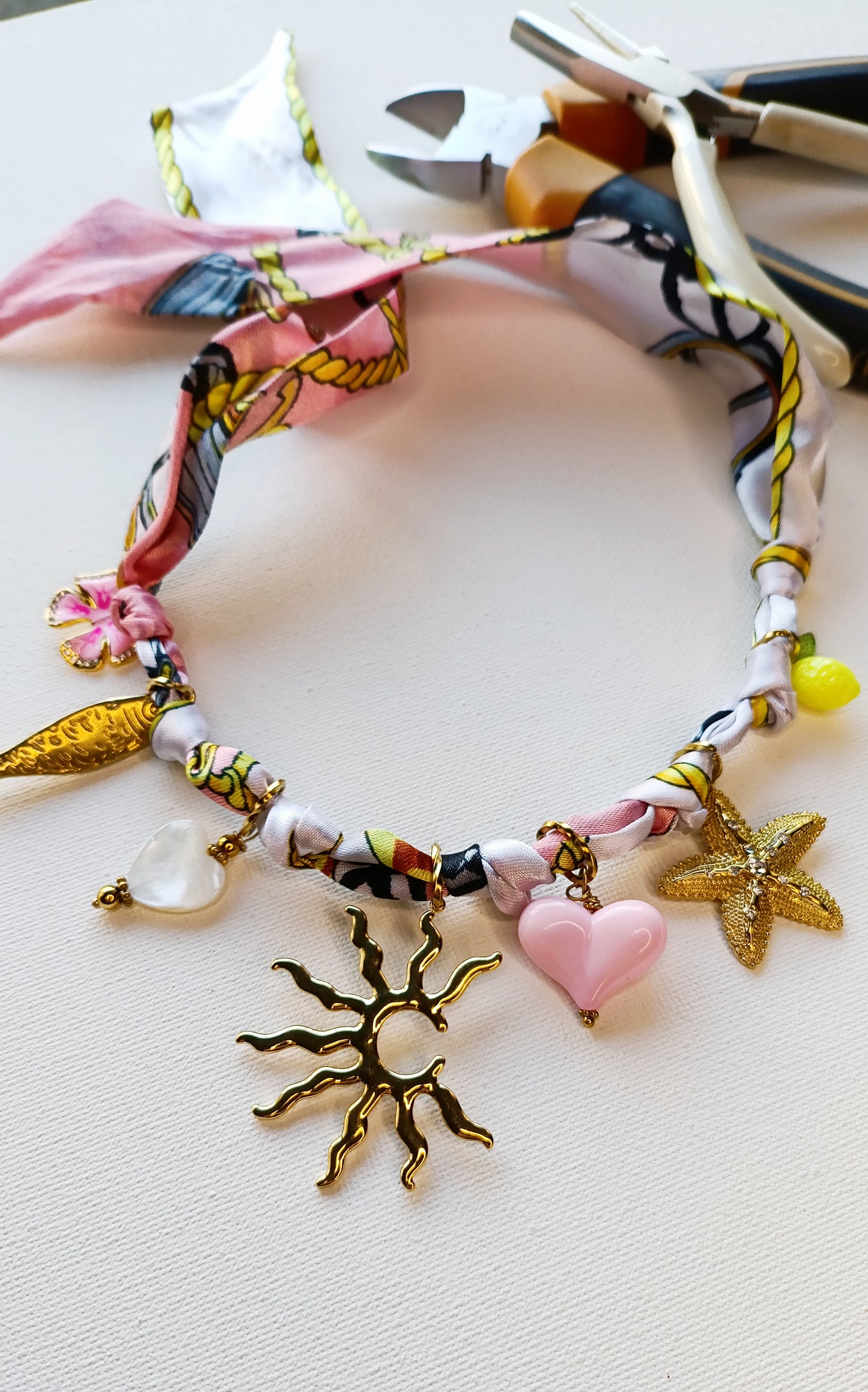 Collier foulard Soleil levant /  Acier inoxydable, collier foulard en tissu à charms