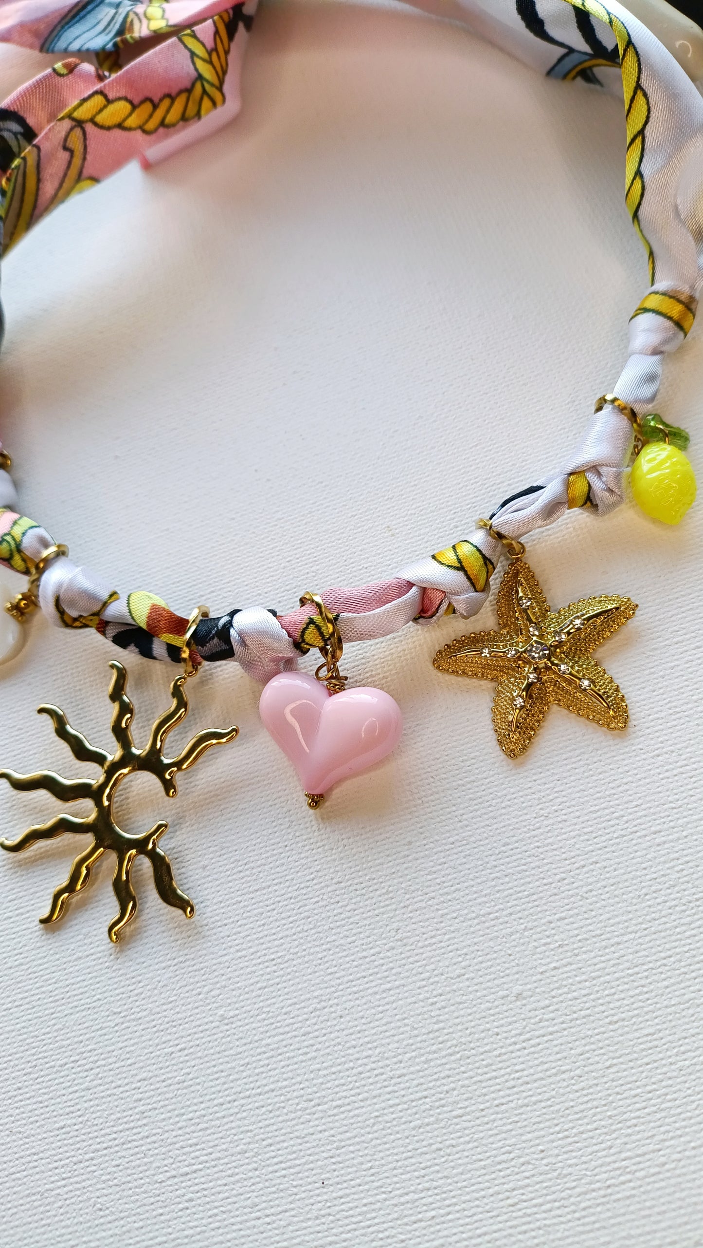 Collier foulard Soleil levant /  Acier inoxydable, collier foulard en tissu à charms