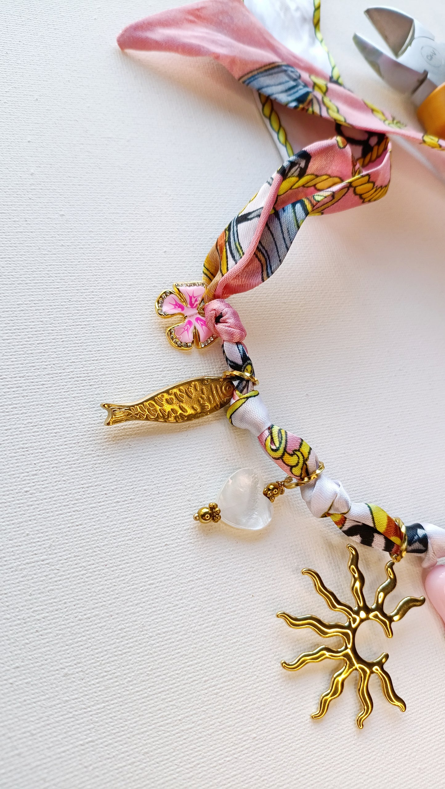 Collier foulard Soleil levant /  Acier inoxydable, collier foulard en tissu à charms