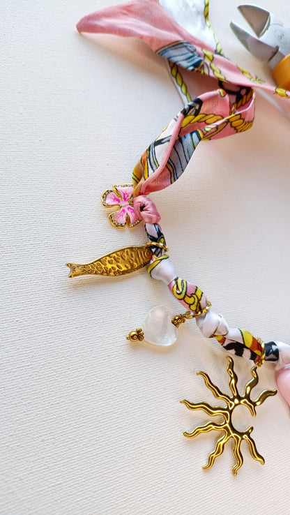 Collier foulard Soleil levant /  Acier inoxydable, collier foulard en tissu à charms