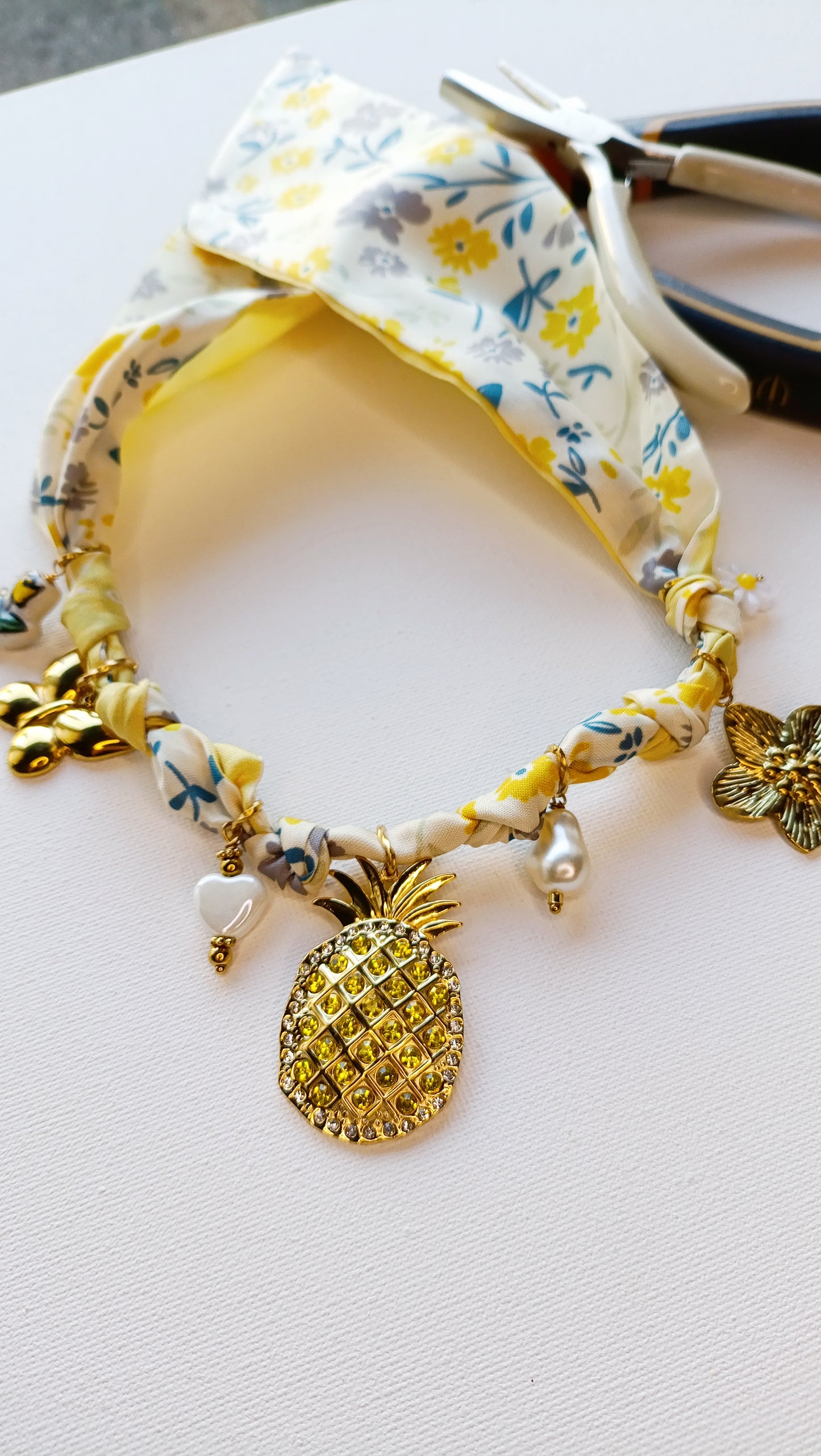 collier foulard femme, collier foulard à breloques, collier foulard à charms, collier foulard à pendentifs en acier inox, collier foulard fantaisie, collier foulard pas cher, collier foulard original, collier foulard fait en france, collier foulard de créateur, collier foulard abordable, bijoux en acier inoxydable pas cher, bijoux en acier inoxydable de qualité, meilleur site de bijoux de créateur en acier inox, meilleur site français de bijoux en acier inox, bijoux français rares