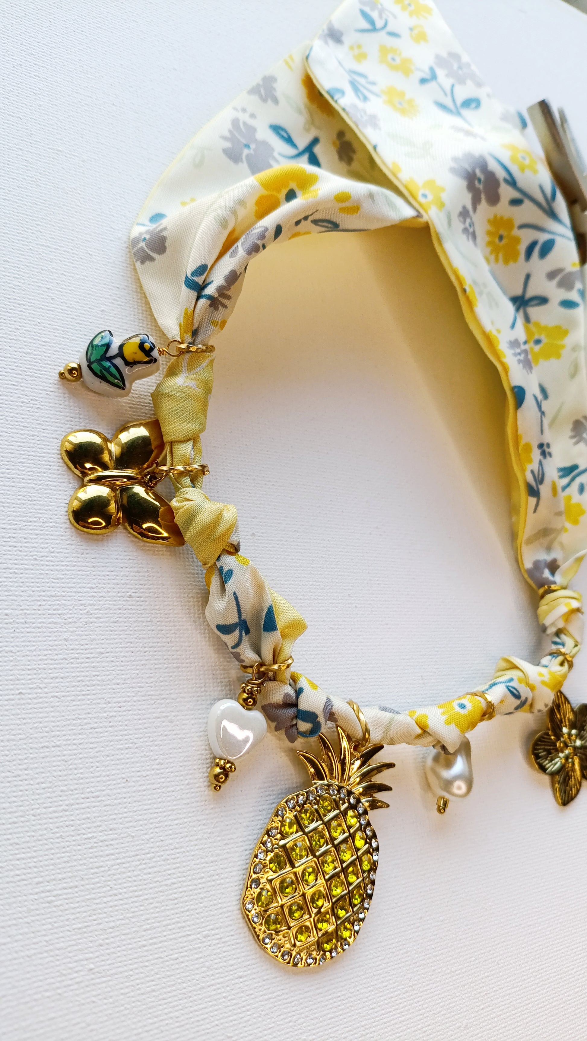 collier foulard femme, collier foulard à breloques, collier foulard à charms, collier foulard à pendentifs en acier inox, collier foulard fantaisie, collier foulard pas cher, collier foulard original, collier foulard fait en france, collier foulard de créateur, collier foulard abordable, bijoux en acier inoxydable pas cher, bijoux en acier inoxydable de qualité, meilleur site de bijoux de créateur en acier inox, meilleur site français de bijoux en acier inox, bijoux français rares