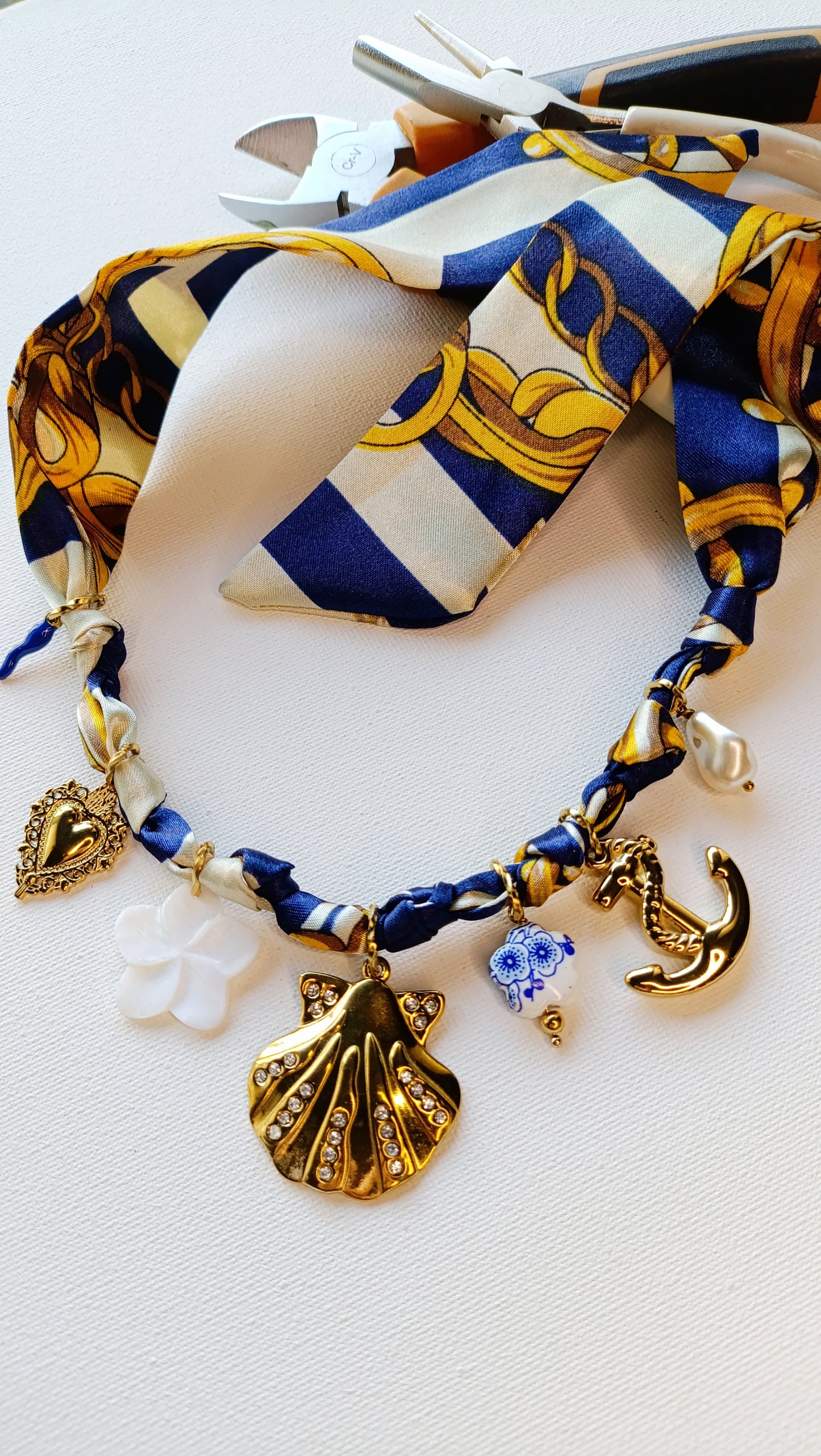 collier foulard femme, collier foulard à breloques, collier foulard à charms, collier foulard à pendentifs en acier inox, collier foulard fantaisie, collier foulard pas cher, collier foulard original, collier foulard fait en france, collier foulard de créateur, collier foulard abordable, bijoux en acier inoxydable pas cher, bijoux en acier inoxydable de qualité, meilleur site de bijoux de créateur en acier inox, meilleur site français de bijoux en acier inox, bijoux français rares