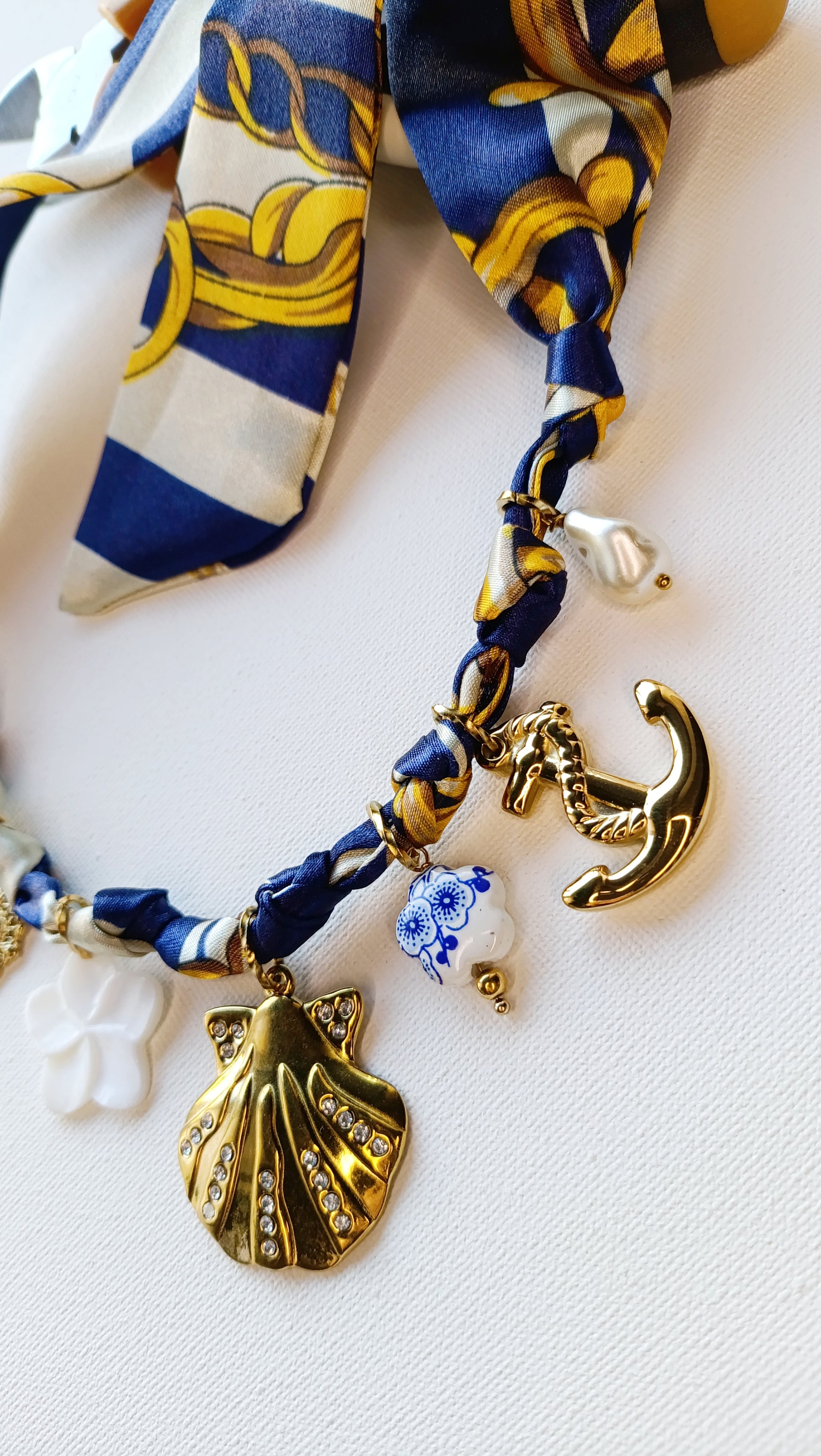 collier foulard femme, collier foulard à breloques, collier foulard à charms, collier foulard à pendentifs en acier inox, collier foulard fantaisie, collier foulard pas cher, collier foulard original, collier foulard fait en france, collier foulard de créateur, collier foulard abordable, bijoux en acier inoxydable pas cher, bijoux en acier inoxydable de qualité, meilleur site de bijoux de créateur en acier inox, meilleur site français de bijoux en acier inox, bijoux français rares