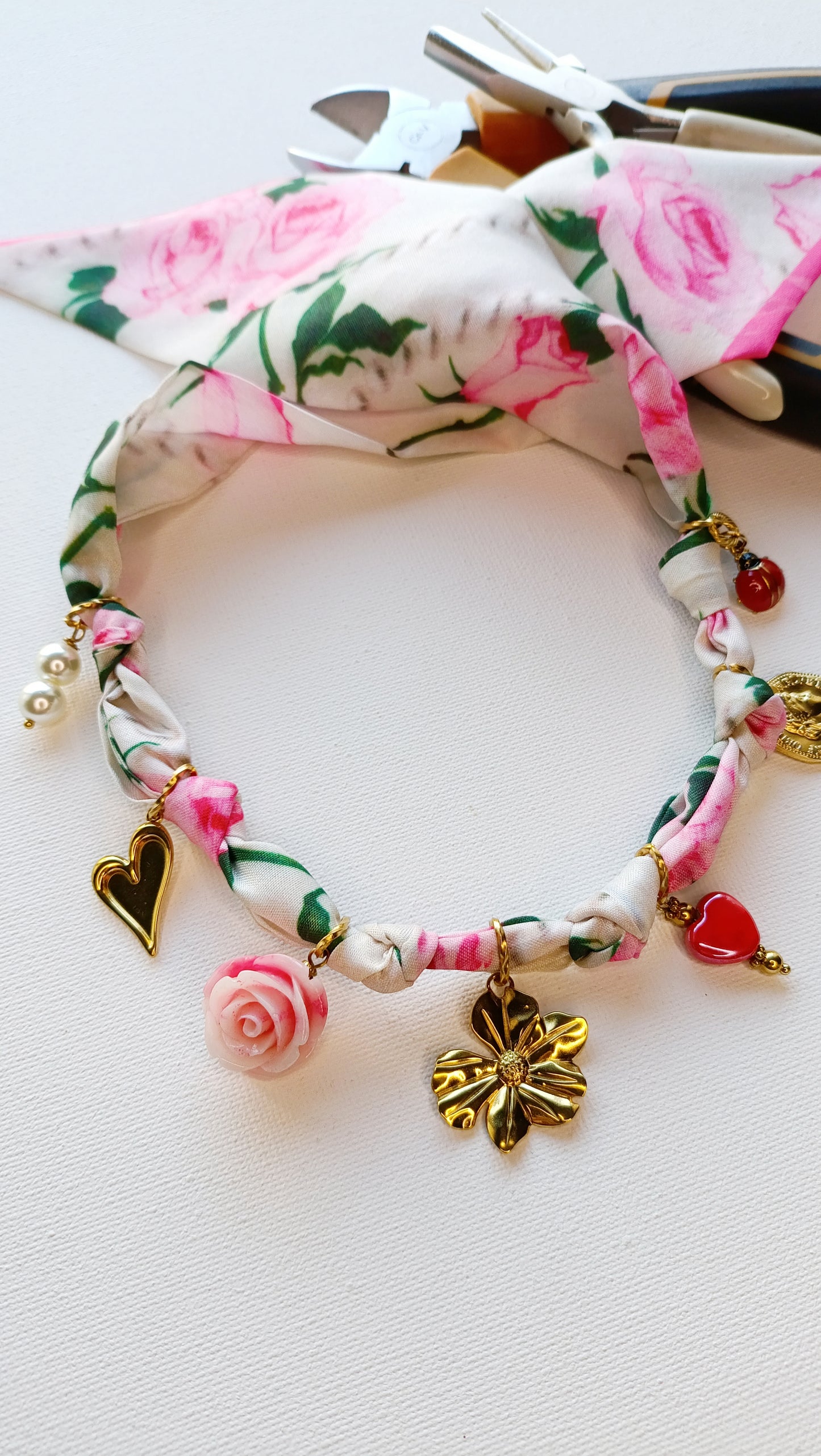 Collier foulard Rendez-vous /  Acier inoxydable, collier foulard en tissu à charms