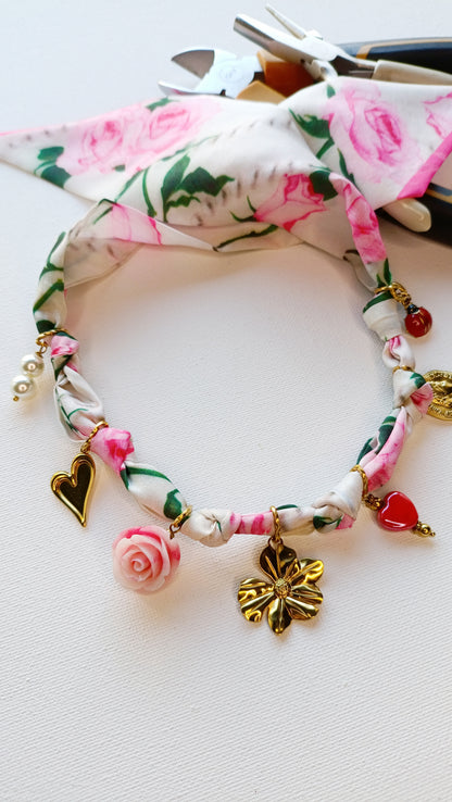 Collier foulard Rendez-vous /  Acier inoxydable, collier foulard en tissu à charms