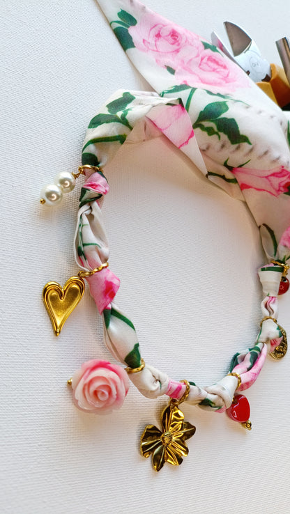 Collier foulard Rendez-vous /  Acier inoxydable, collier foulard en tissu à charms