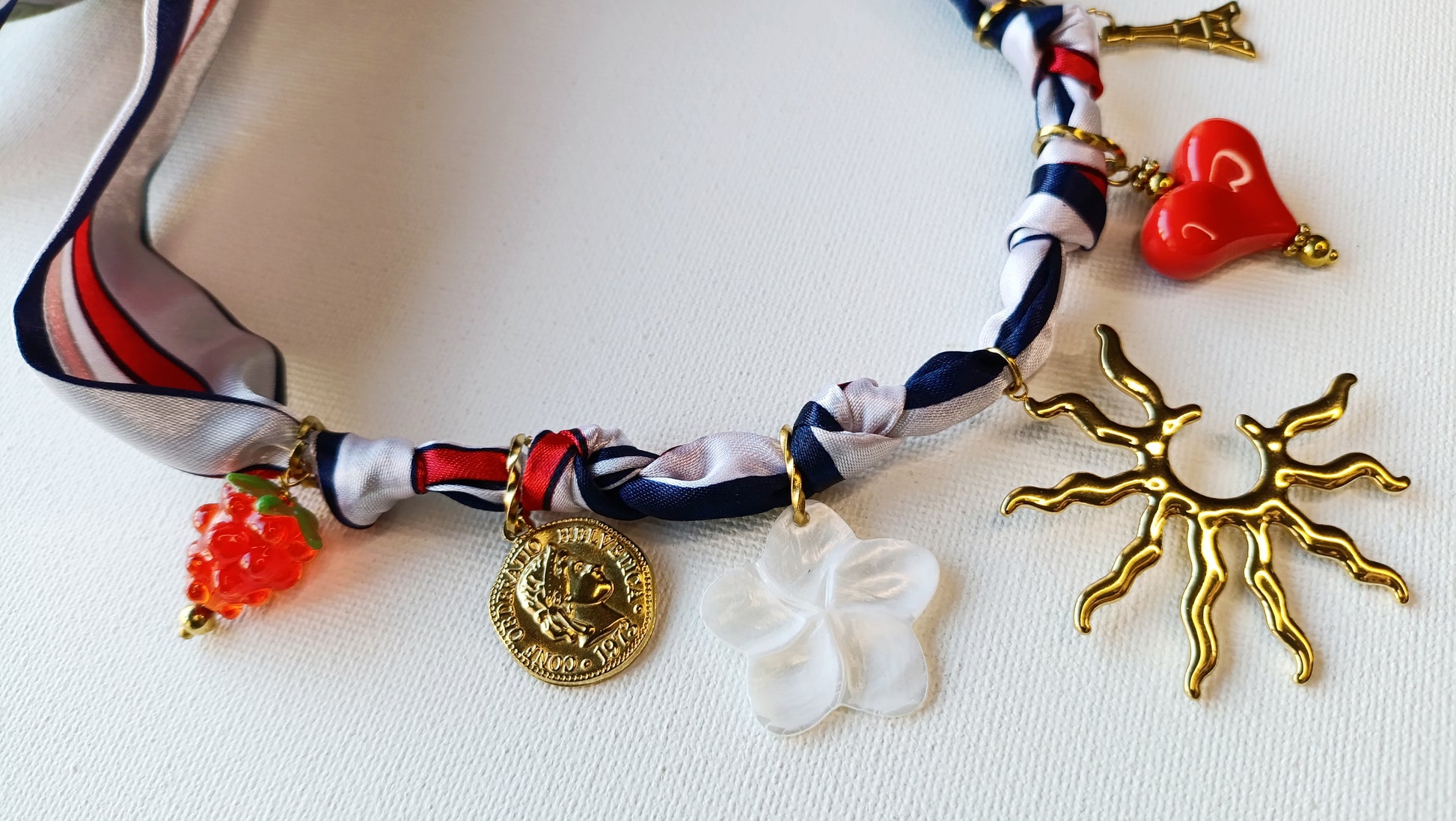 collier foulard femme, collier foulard à breloques, collier foulard à charms, collier foulard à pendentifs en acier inox, collier foulard fantaisie, collier foulard pas cher, collier foulard original, collier foulard fait en france, collier foulard de créateur, collier foulard abordable, bijoux en acier inoxydable pas cher, bijoux en acier inoxydable de qualité, meilleur site de bijoux de créateur en acier inox, meilleur site français de bijoux en acier inox, bijoux français rares