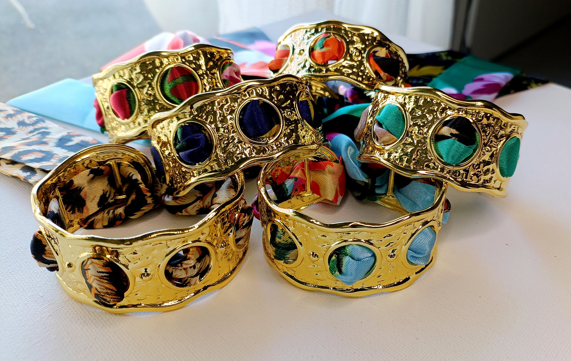 bracelet femme jonc et foulard, bjonc femme foulard, jonc foulard femme acier inox, bracelet foulard femme acier, jonc foulard femme pas cher, jonc foulard femme de qualité, bijoux de haute fantaisie femme, bijoux de haute fantaisie femme en acier inox, jonc acier inoxydable et tissu coloré femme