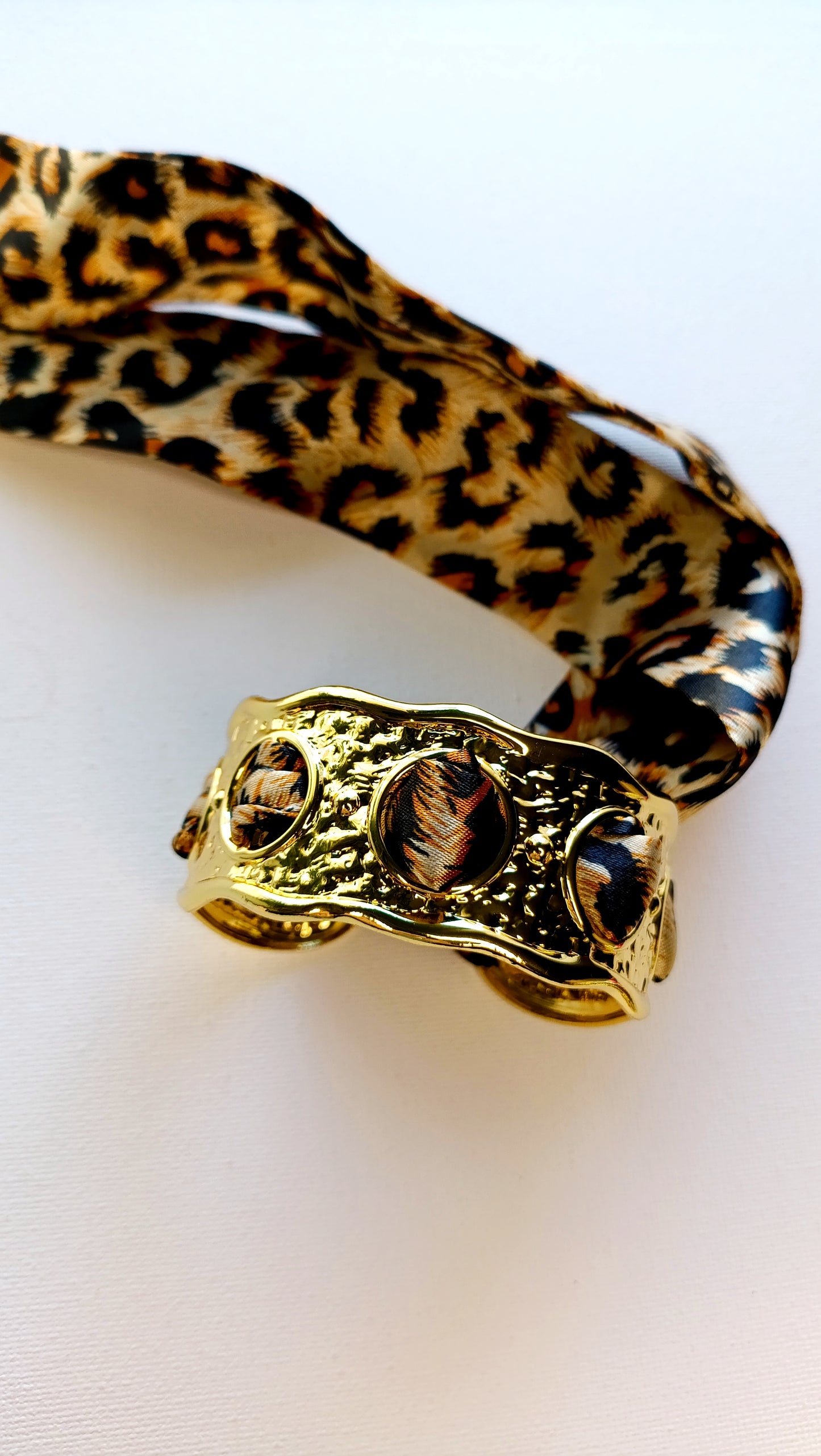 bracelet femme jonc et foulard, bjonc femme foulard, jonc foulard femme acier inox, bracelet foulard femme acier, jonc foulard femme pas cher, jonc foulard femme de qualité, bijoux de haute fantaisie femme, bijoux de haute fantaisie femme en acier inox, jonc acier inoxydable et tissu coloré femme
