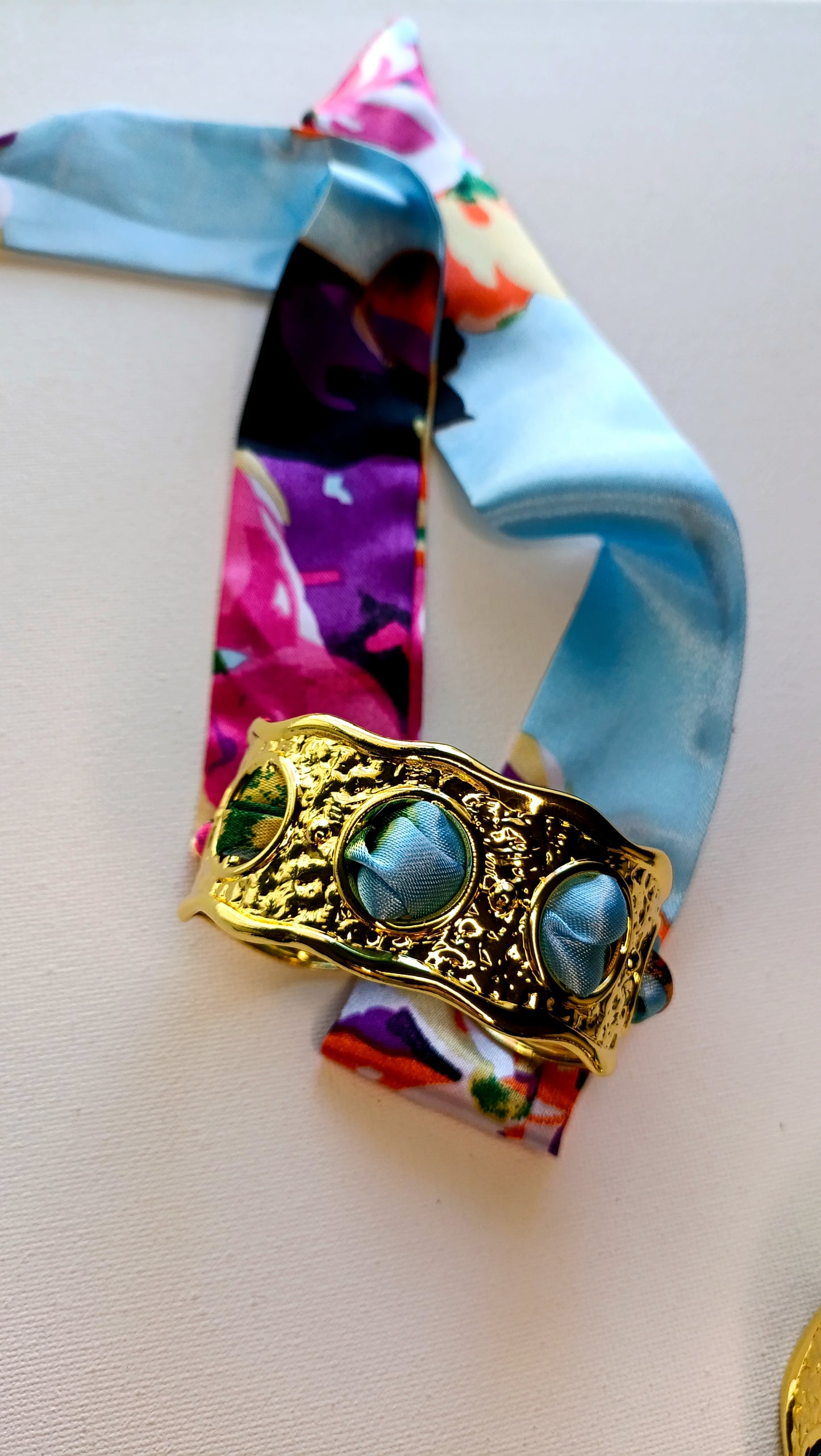 bracelet femme jonc et foulard, jonc femme tissu coloré, jonc foulard femme acier inox, bracelet foulard femme acier, jonc foulard femme pas cher, jonc foulard femme de qualité, bijoux de haute fantaisie femme, bijoux de haute fantaisie femme en acier inox, jonc acier inoxydable et tissu coloré femme