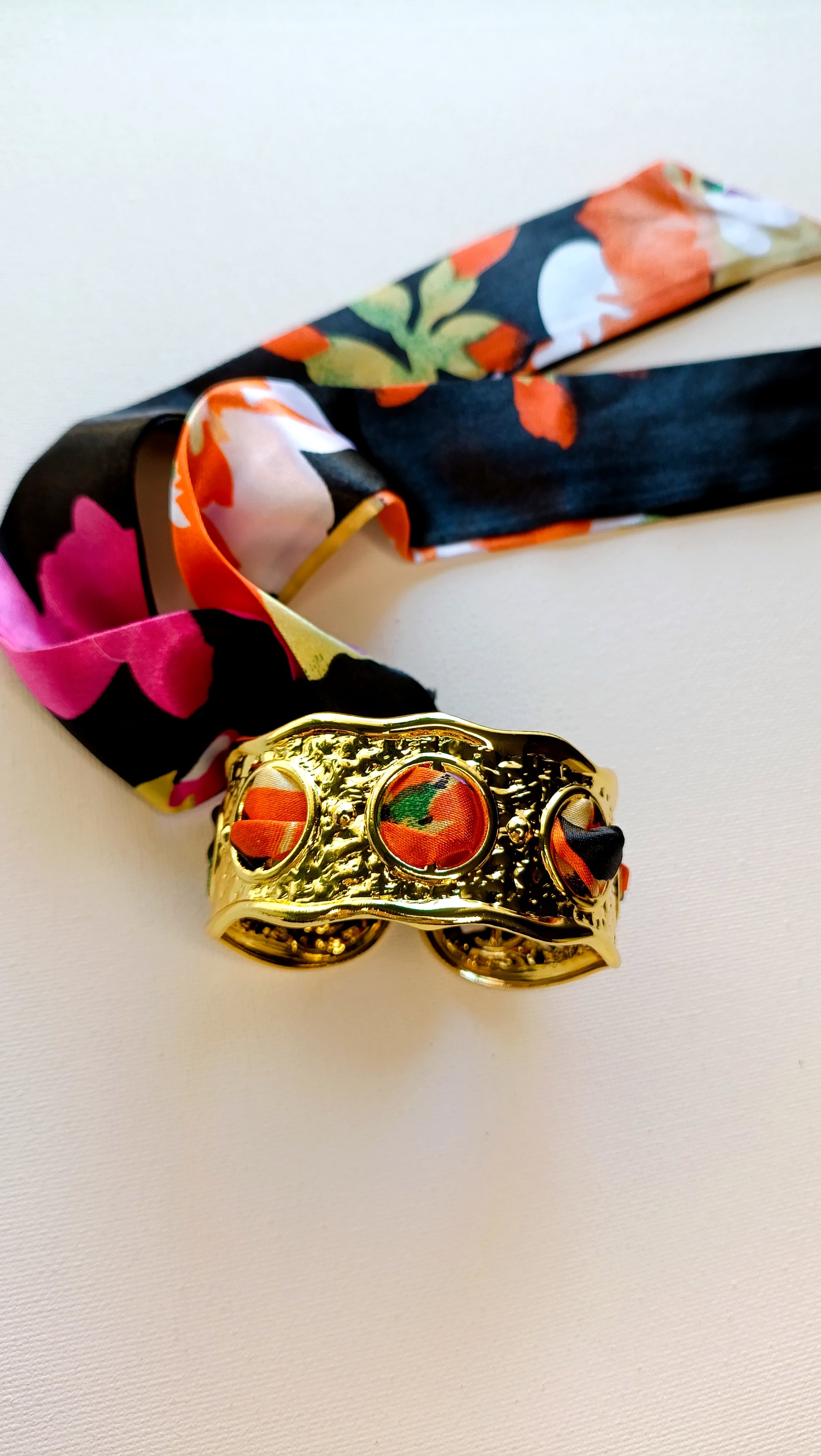 bracelet femme jonc et foulard, jonc femme tissu coloré, jonc foulard femme acier inox, bracelet foulard femme acier, jonc foulard femme pas cher, jonc foulard femme de qualité, bijoux de haute fantaisie femme, bijoux de haute fantaisie femme en acier inox, jonc acier inoxydable et tissu coloré femme
