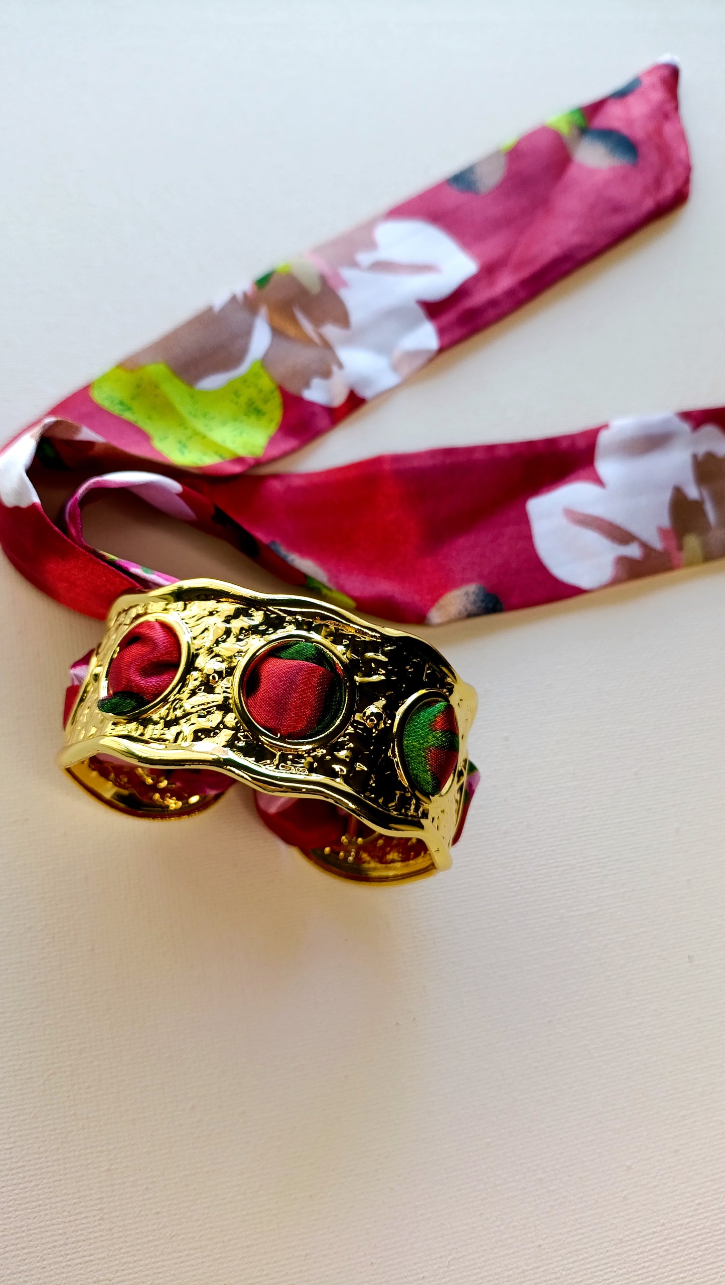 bracelet femme jonc et foulard, bjonc femme foulard, jonc foulard femme acier inox, bracelet foulard femme acier, jonc foulard femme pas cher, jonc foulard femme de qualité, bijoux de haute fantaisie femme, bijoux de haute fantaisie femme en acier inox, jonc acier inoxydable et tissu coloré femme