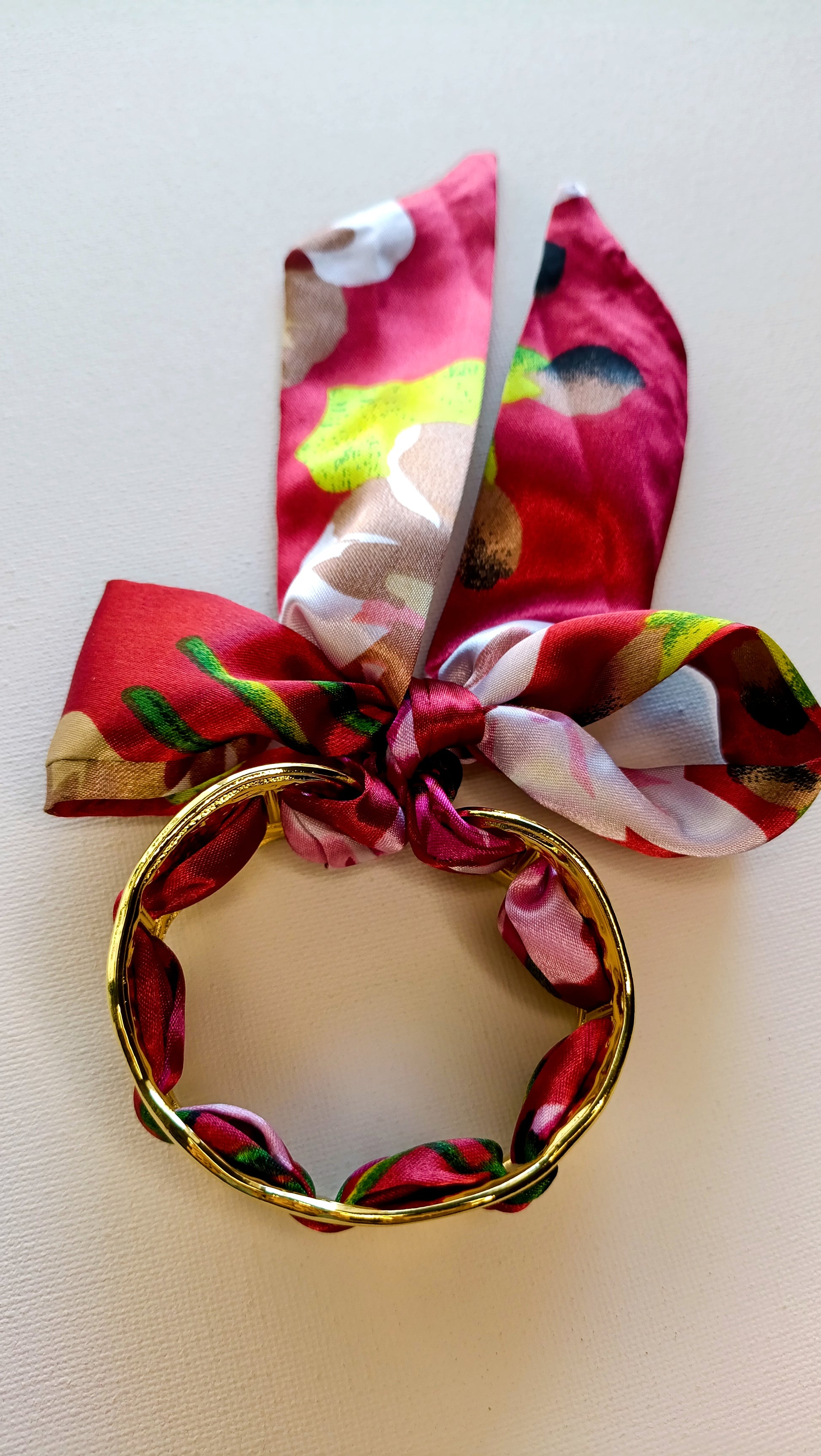 bracelet femme jonc et foulard, bjonc femme foulard, jonc foulard femme acier inox, bracelet foulard femme acier, jonc foulard femme pas cher, jonc foulard femme de qualité, bijoux de haute fantaisie femme, bijoux de haute fantaisie femme en acier inox, jonc acier inoxydable et tissu coloré femme