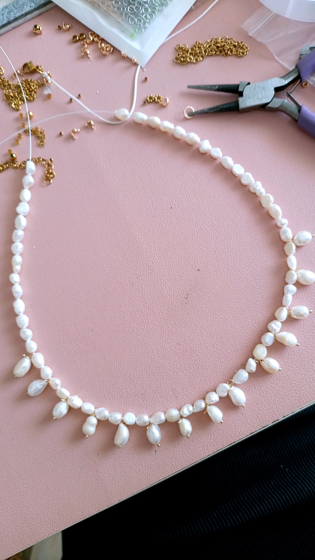 collier monarchie française en perles d'eau douce, collier pelres d'eau douce femme, collier de créateur en perles d'eau douce, bijoux faits mains france, bijoux faits main rodez, bijoux fantaisie aveyron, bijoux fantaisie rodez, bijoux acier inoxydable rodez, bijoux perles d'eau douce fait en france, entreprise française de bijoux, collier vintage femme perles d'eau douce