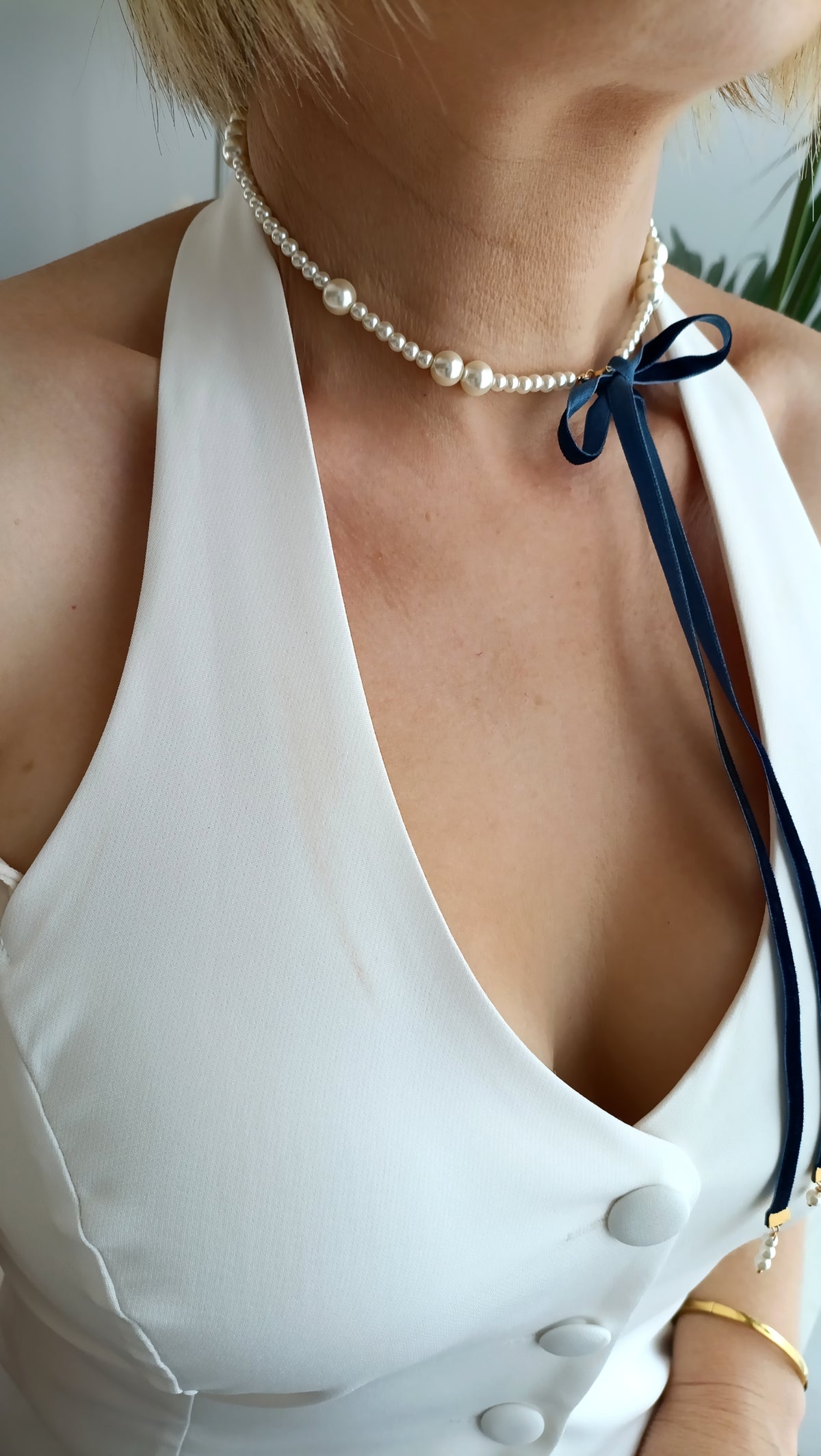 bijoux de créateur rodez, bijoux artisanal rodez, bijoux acier inox rodez, bijoux faits main aveyron, bijoux de créateur aveyron, site de bijoux aveyron, collier en perles er velours, collier femme en perles et velours, collier vintage femme, collier royauté femme, collier unique pour femme, collier velours femme, collier perles nacrées et velours femme, collier noeud en velours femme