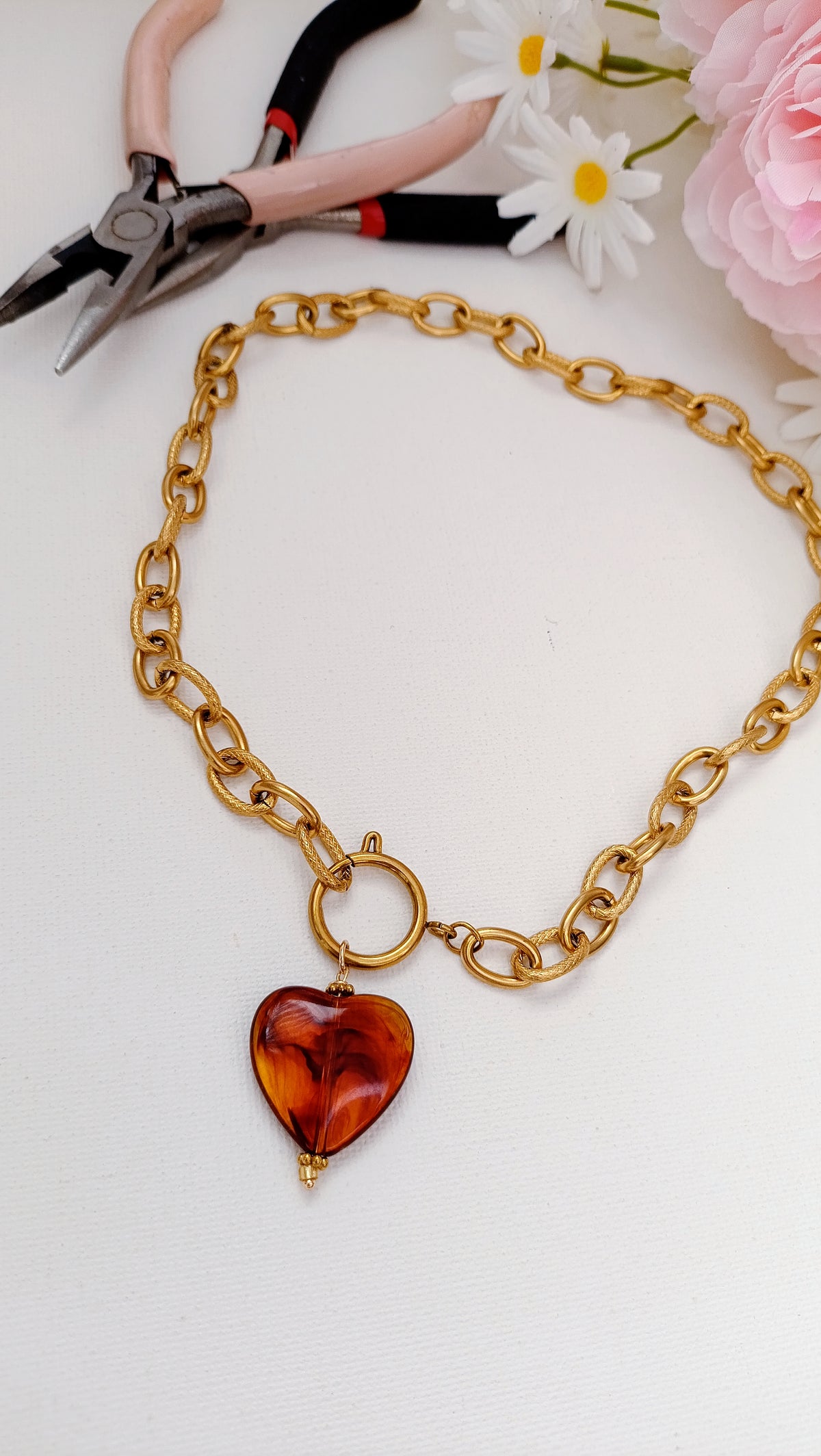 collier de créateur rodez, bijoux fantaisie rodez, bijoux de créateur rodez, bijoux acier inox rodez, bijoux faits main rodez, collier acier inox et coeur ambre pas cher, bijoux fantaisie pas cher rodez, collier grosse maille pendentif coeur ambre, collier marron, collier pendentif coeur ambre