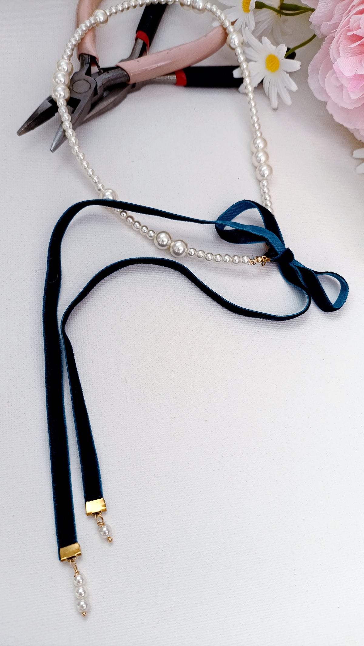 bijoux de créateur rodez, bijoux artisanal rodez, bijoux acier inox rodez, bijoux faits main aveyron, bijoux de créateur aveyron, site de bijoux aveyron, collier en perles er velours, collier femme en perles et velours, collier vintage femme, collier royauté femme, collier unique pour femme, collier velours femme, collier perles nacrées et velours femme, collier noeud en velours femme