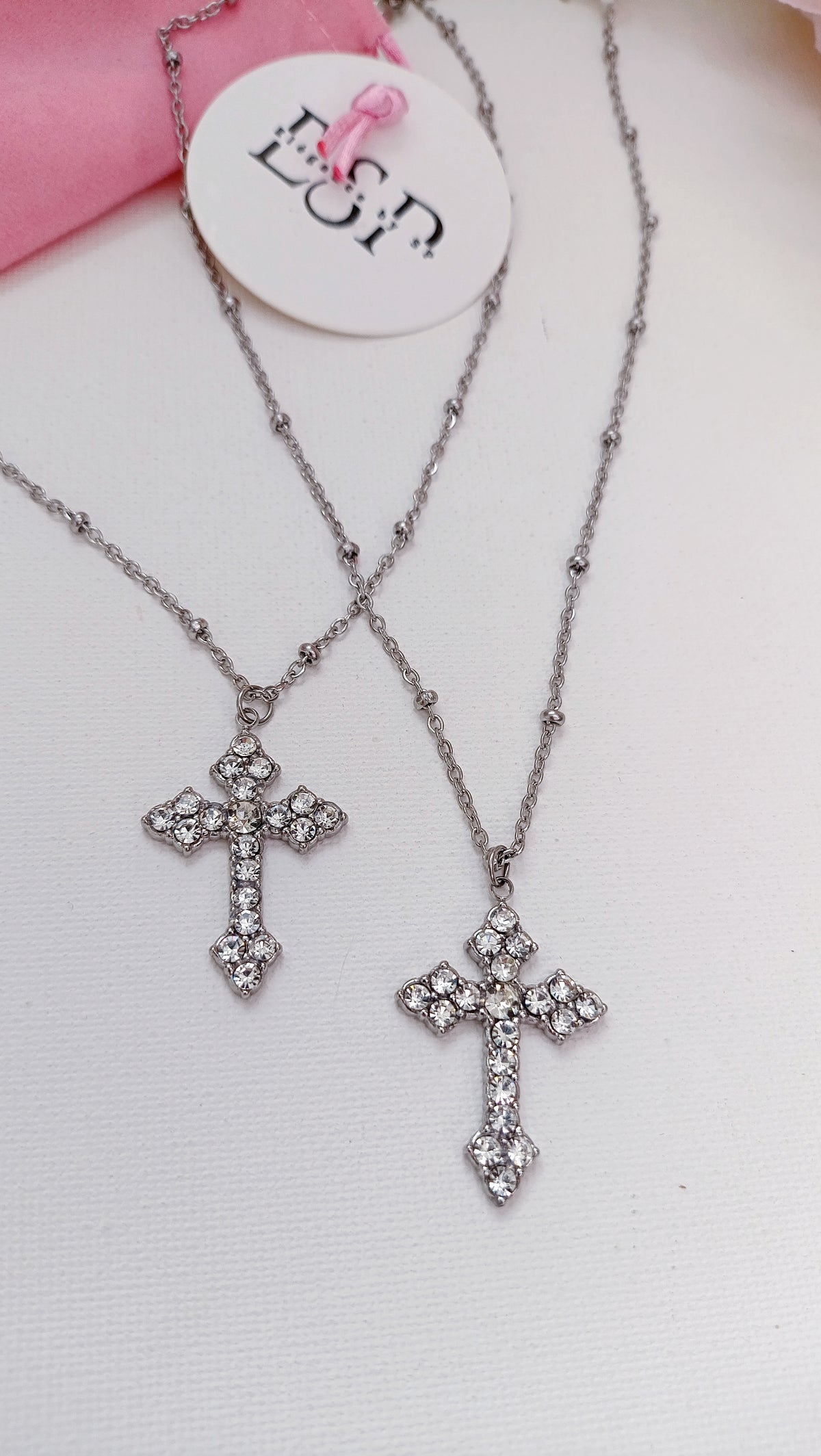 Colier catholique femme, collier chrétien femme, collier lourdes femme, collier catholique en acier inoxydable, collier chrétien femme en acier inoxydable, bijoux fantaisie rodez, bijoux de créateur rodez, bijoux artisanaux rodez