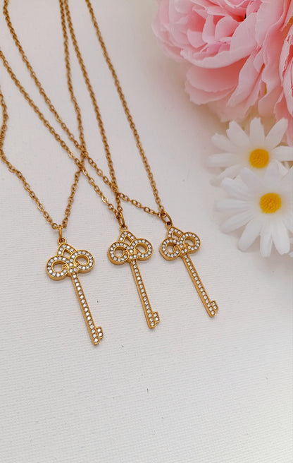 collier pendentif clef femme, collier pendentif clef strass femme, collier pendentif clef oxyde de zirconium femme, bijoux fantaisie rodez, site de bijoux fantaisie rodez, bijoux faits main aveyron, bijolux faits main france, bijoux de créateur france rodez, collier femme pendentif clef acier inox, collier pendentif clef acier inoxydable