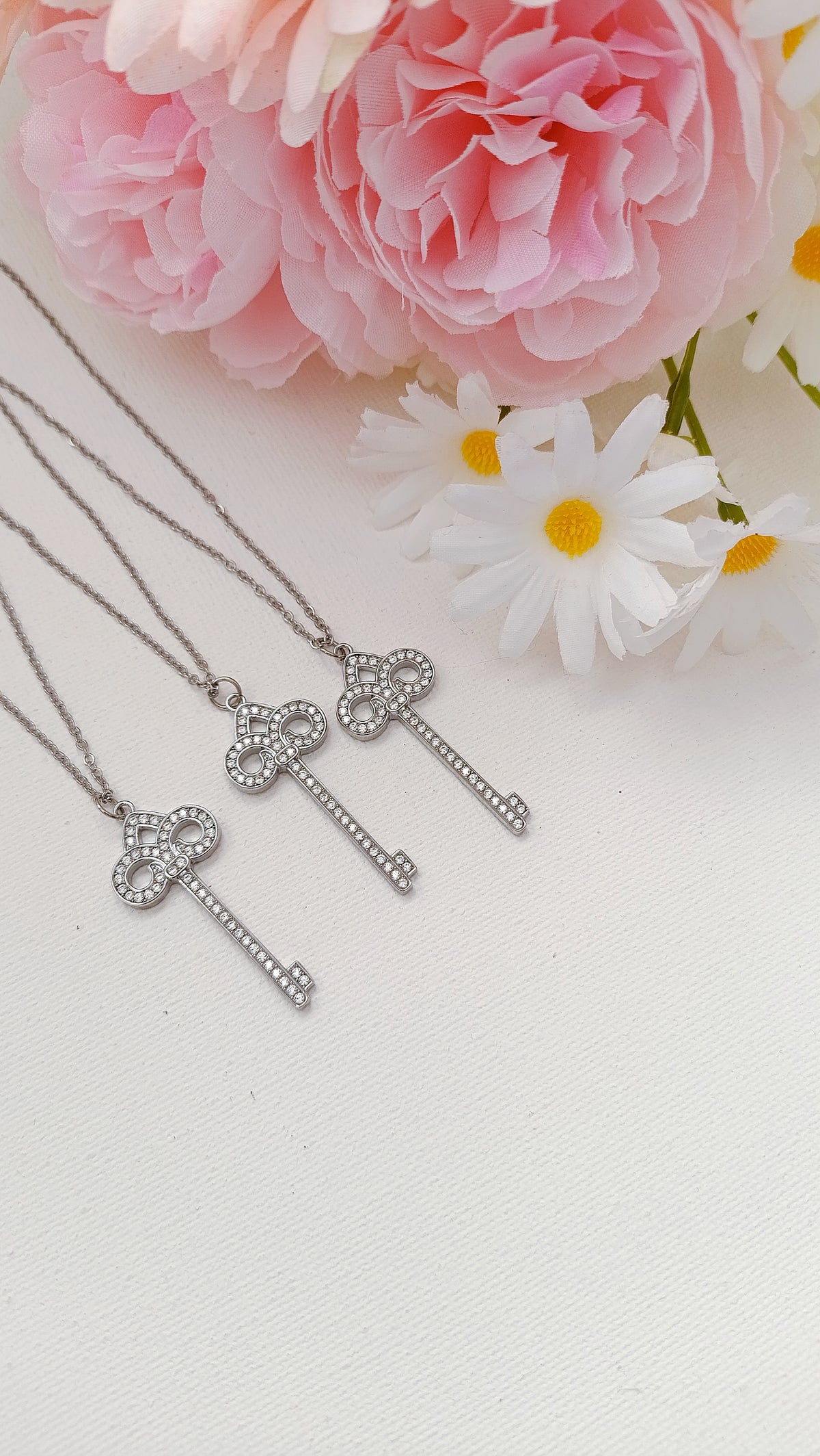 collier pendentif clef femme, collier pendentif clef strass femme, collier pendentif clef oxyde de zirconium femme, bijoux fantaisie rodez, site de bijoux fantaisie rodez, bijoux faits main aveyron, bijolux faits main france, bijoux de créateur france rodez, collier femme pendentif clef acier inox, collier pendentif clef acier inoxydable